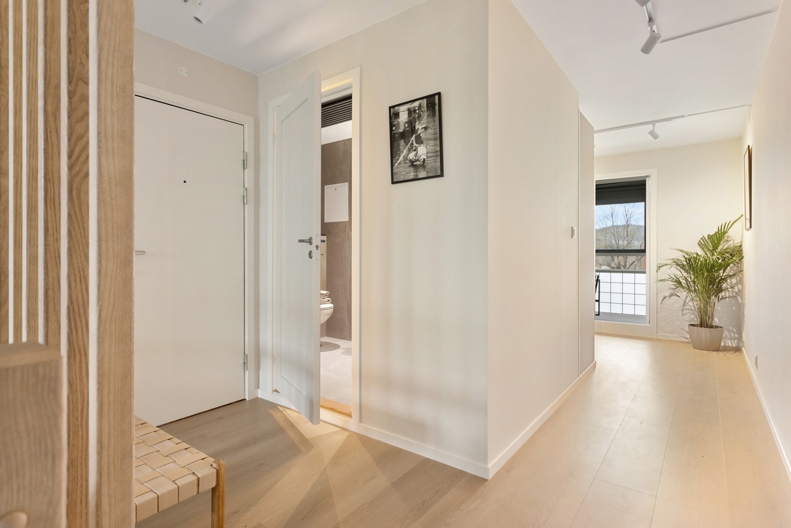 Lyst og trivelig inngangsparti. God plass til å henge fra seg ytterjakker og oppbevare sko. Galleribilde