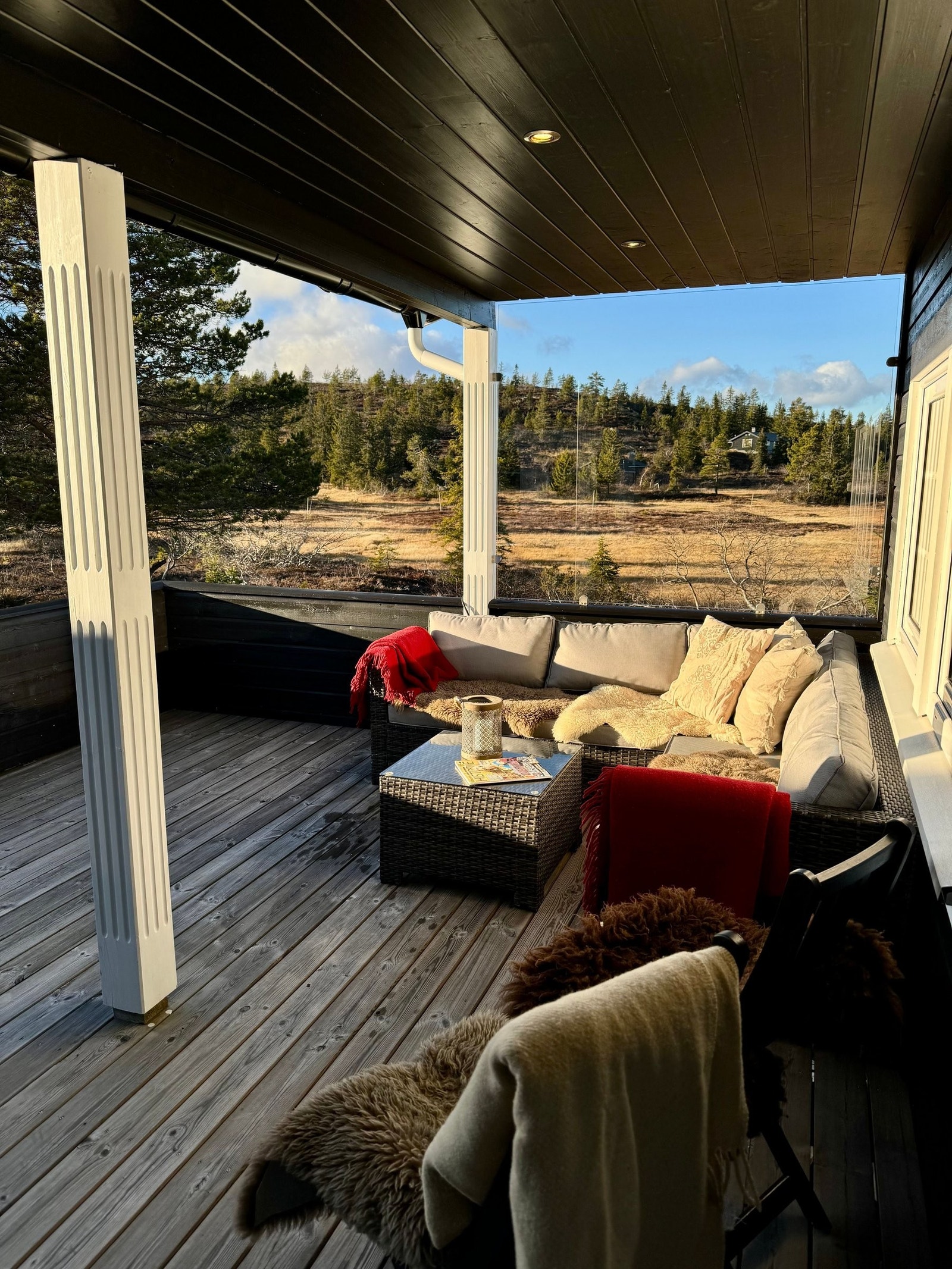 Uteplass under tak på sør/vest vendt veranda. Galleribilde