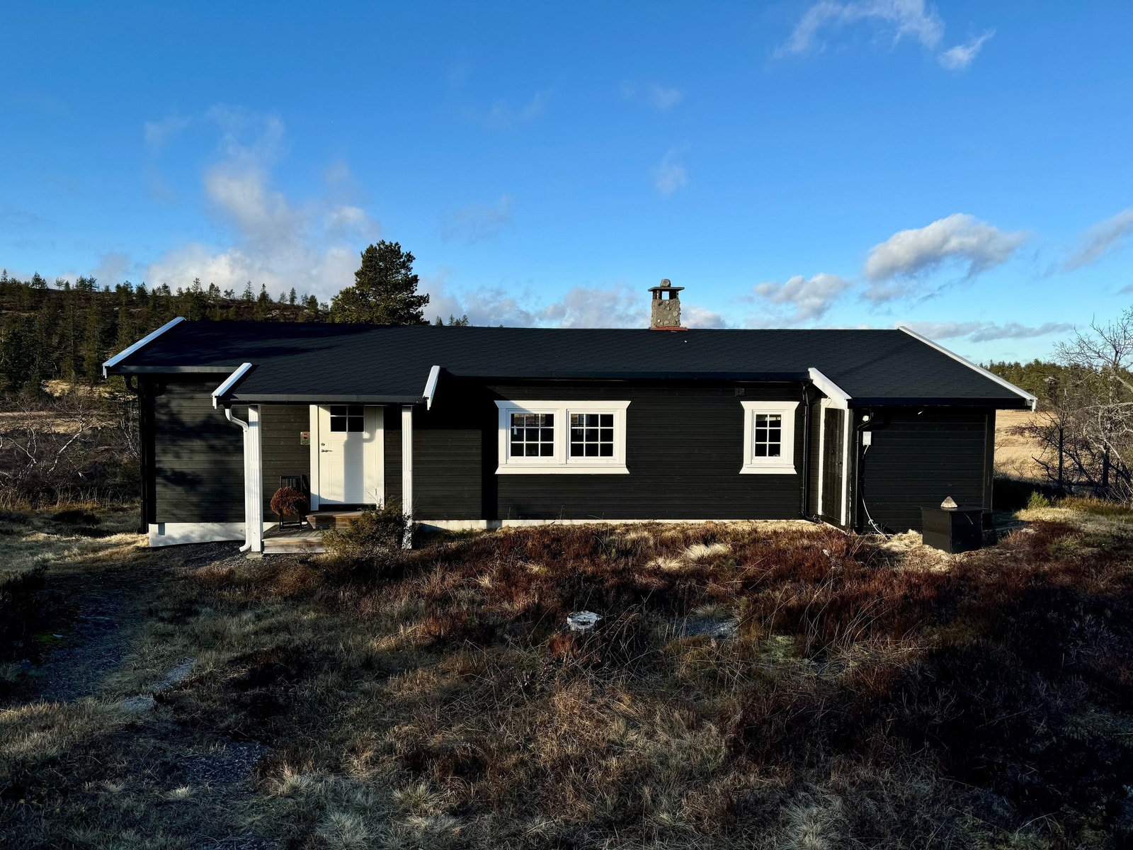 Hytta sett fra veien (øst) Galleribilde
