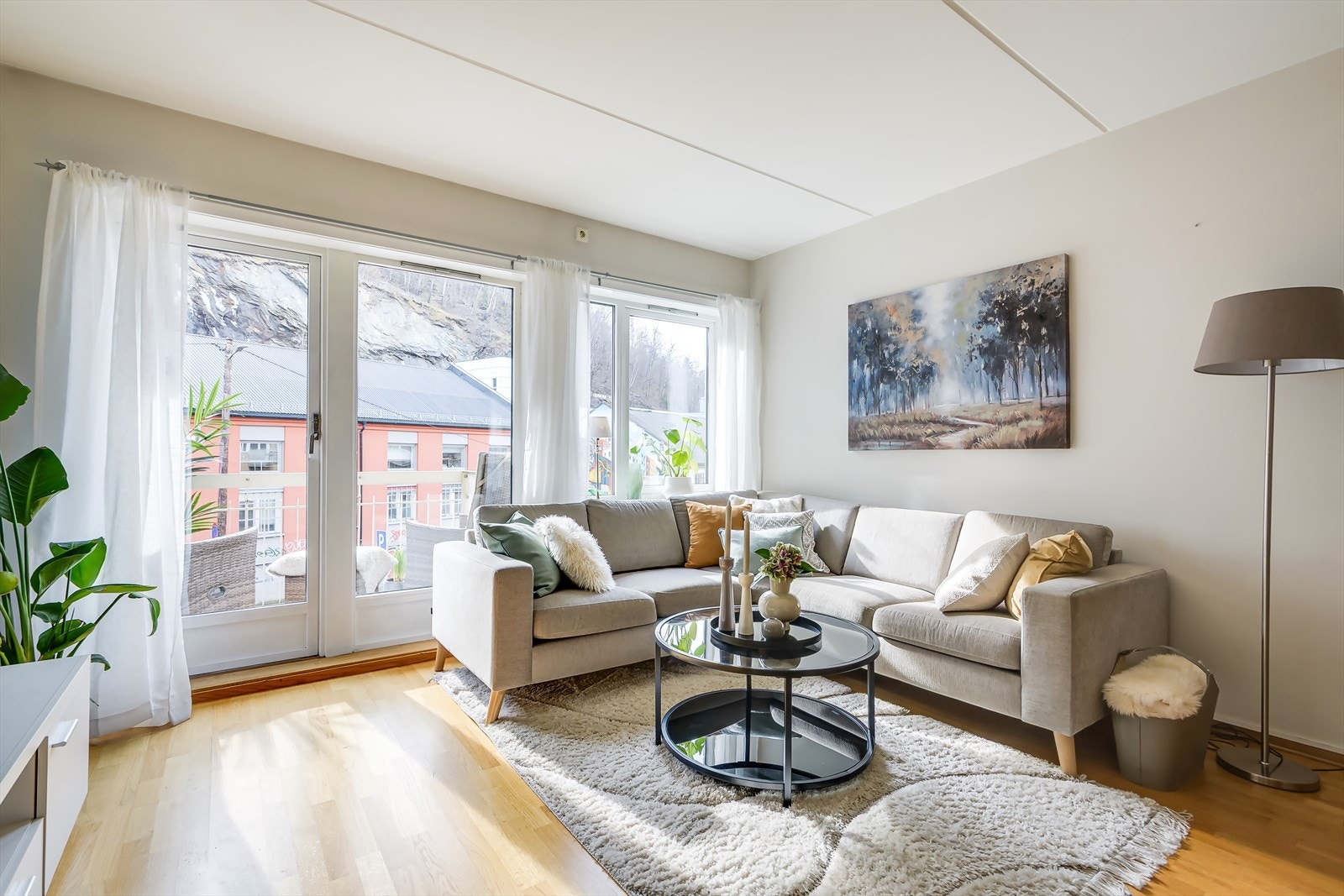 Stuen har store vindusflater som sørger for rikelig lysinnslipp. Galleribilde