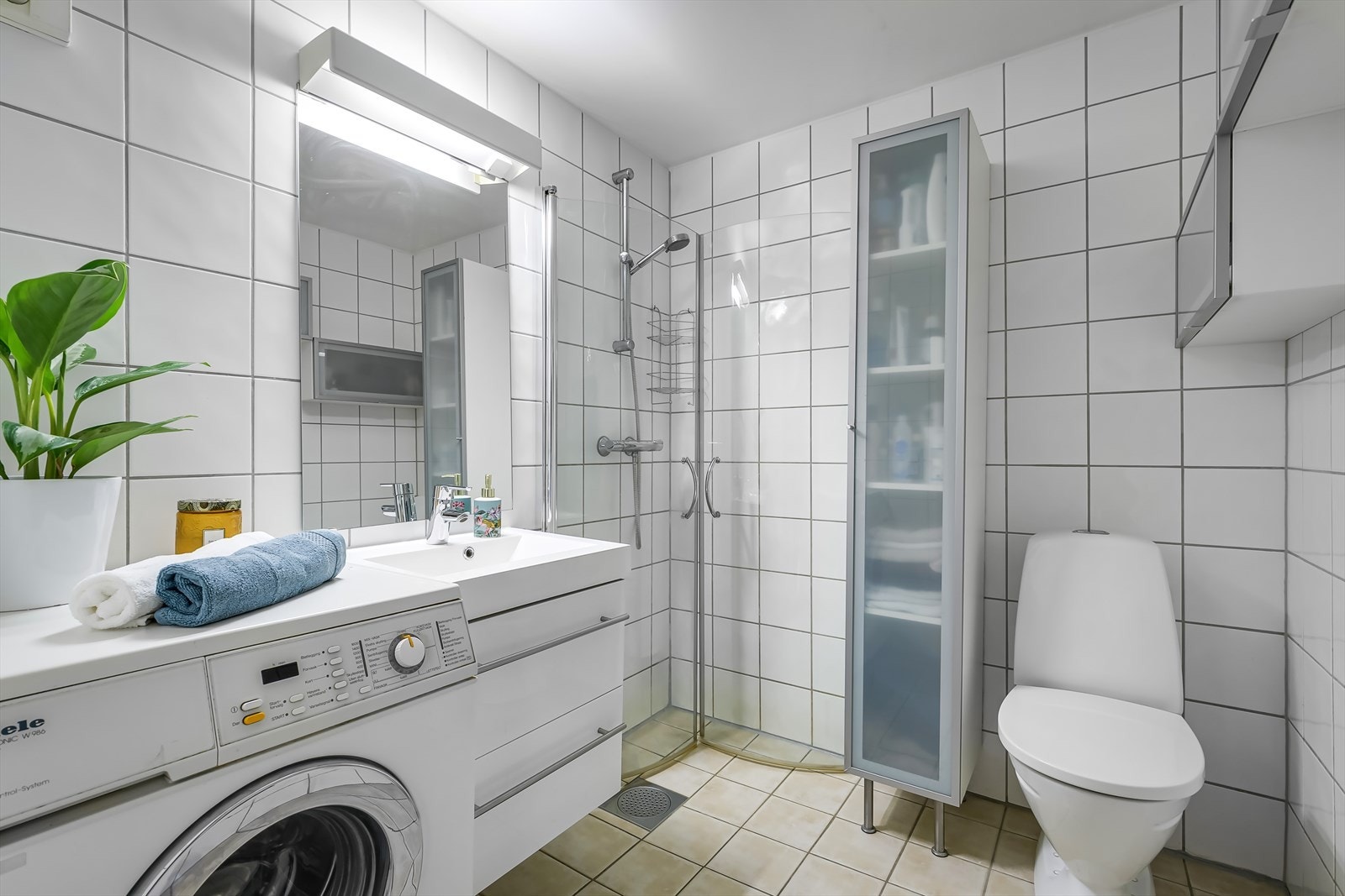 Pent flislagt bad fra 2007 med elektriske varmekabler i gulv. Galleribilde