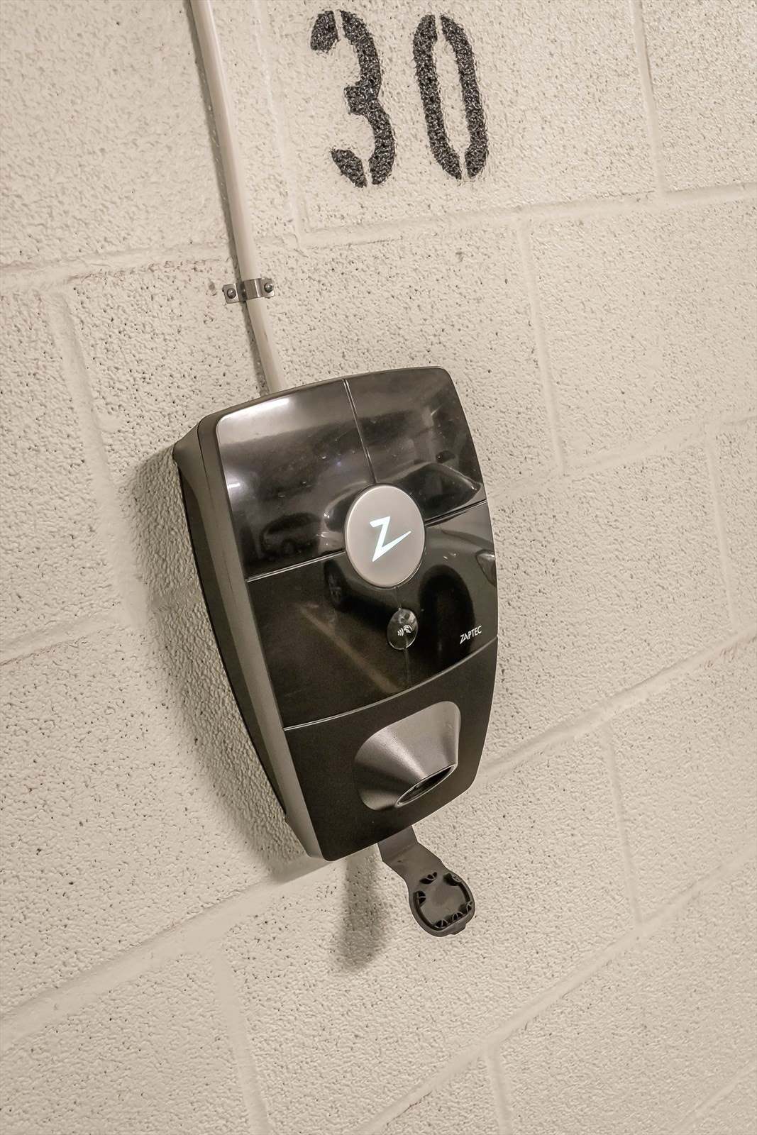 Det er montert lader for elbil på garasjeplassen. Galleribilde