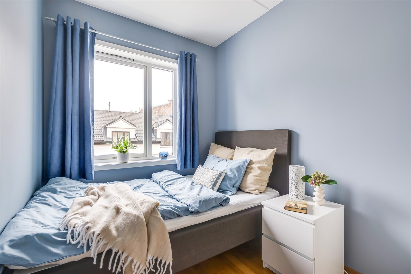 Soverommet er malt i en sval blåfarge og har plass til dobbeltseng. Galleribilde