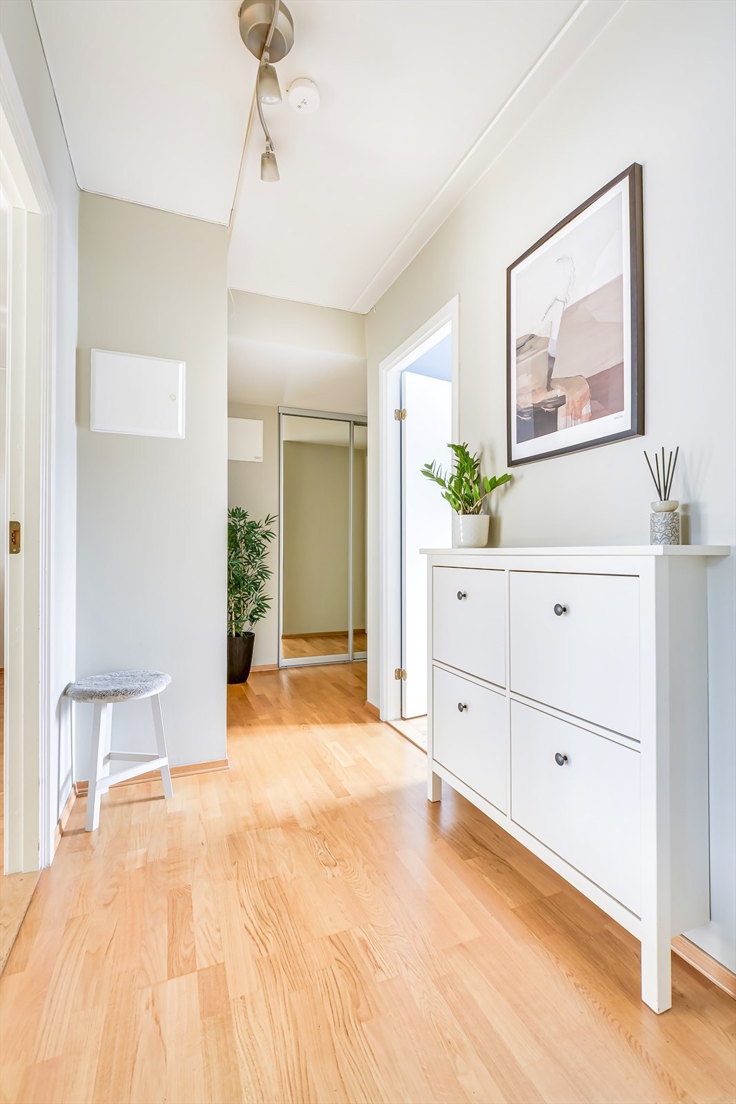 Her trer du inn i en romslig og innbydende entré som gir et hyggelig førsteinntrykk av leiligheten. Galleribilde