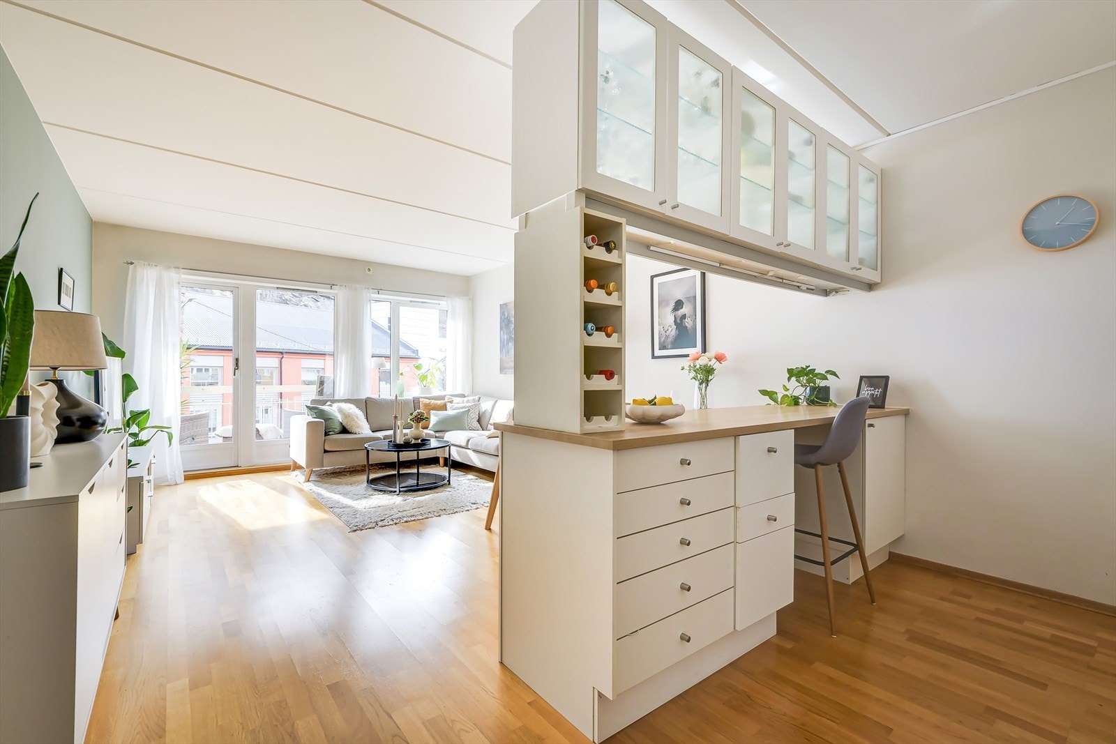 Pen og praktisk innredning med mye skap- og benkeplass. Galleribilde