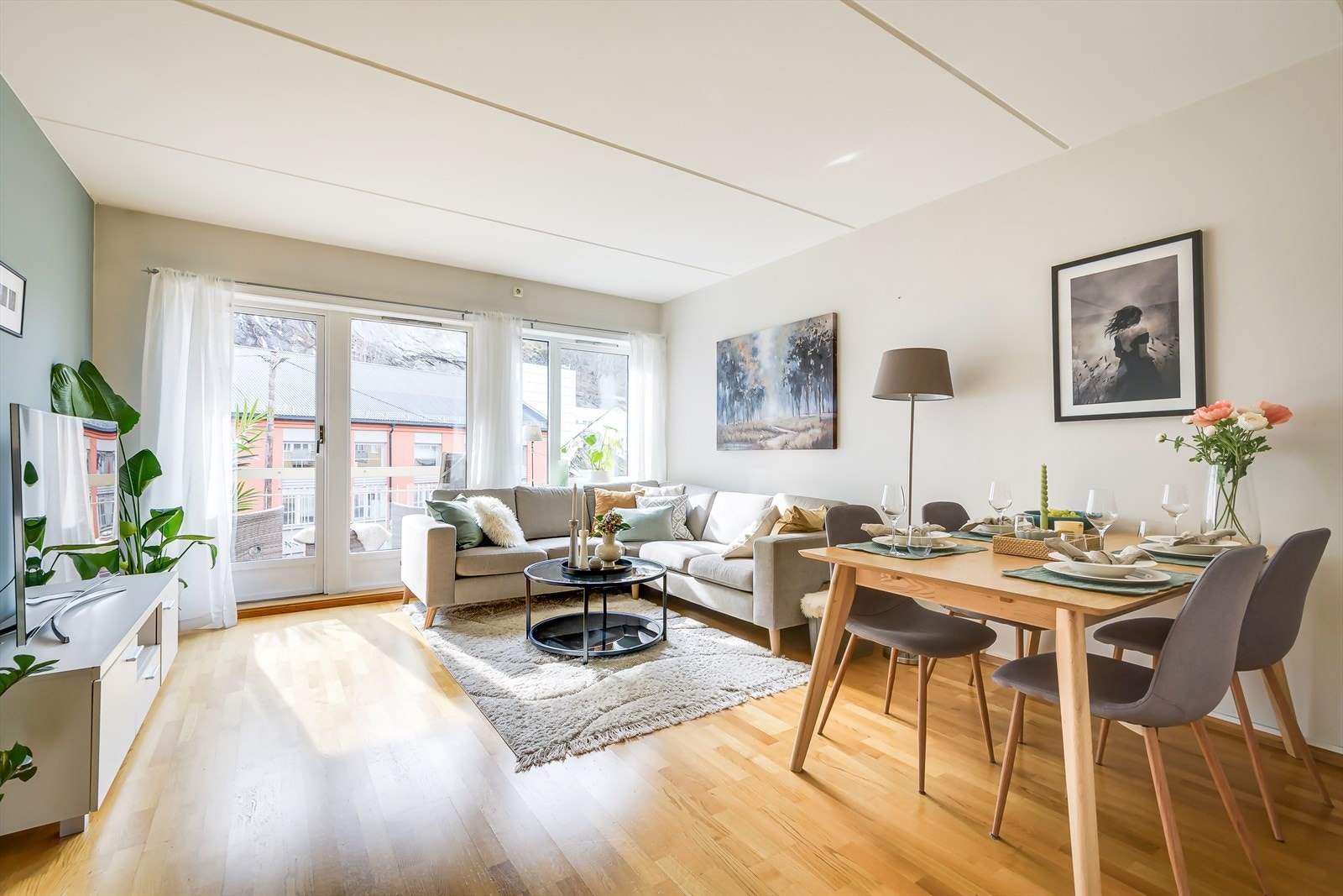 Hyggelig oppholdsrom med gode innredningsmuligheter for sofagruppe, mediemøbler og spisegruppe. Galleribilde