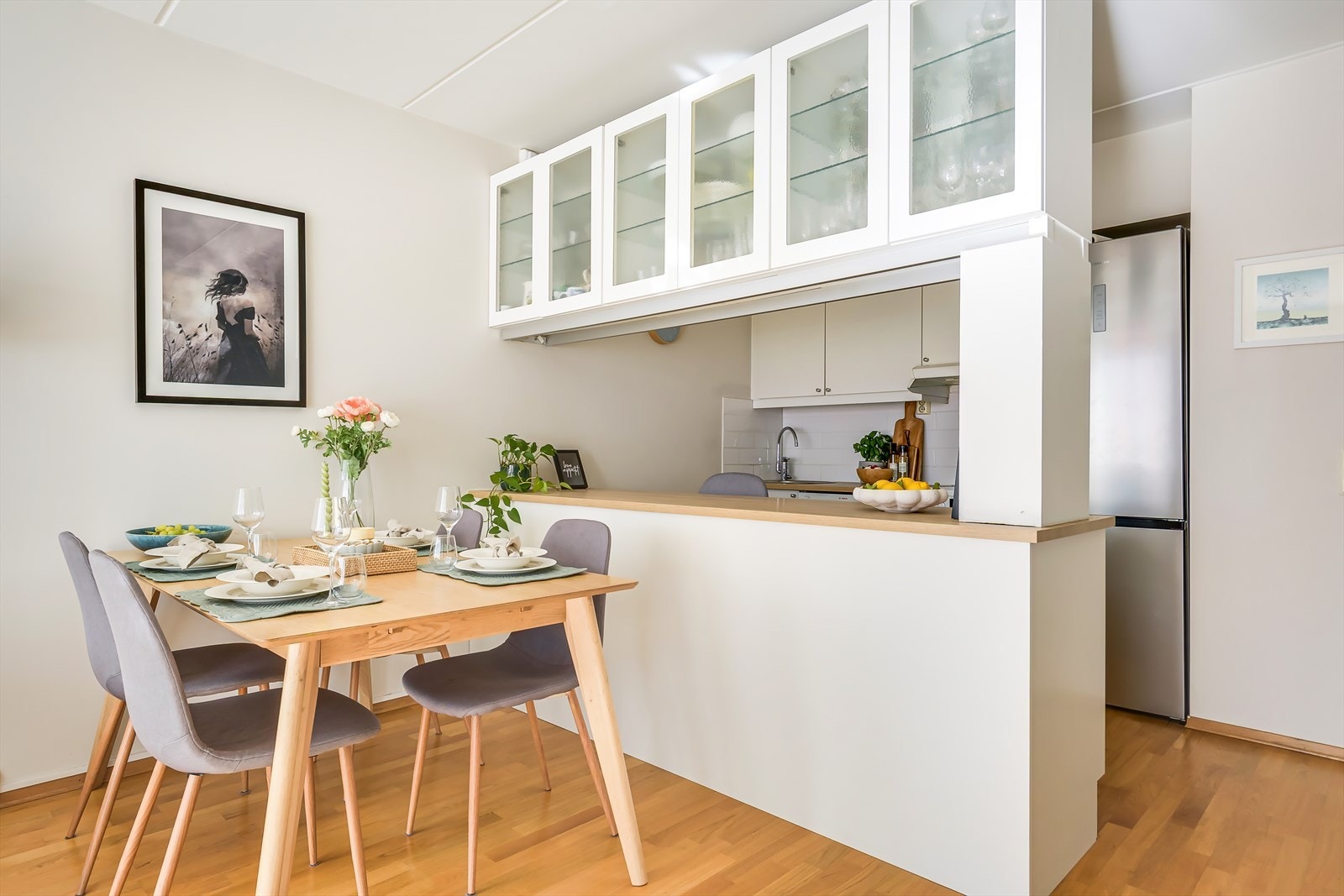 Med halvøy deles stue og kjøkken naturlig inn i ulike soner, som gjør at du ikke får følelsen av å sitte på kjøkkenet når du slapper av i sofaen. Galleribilde