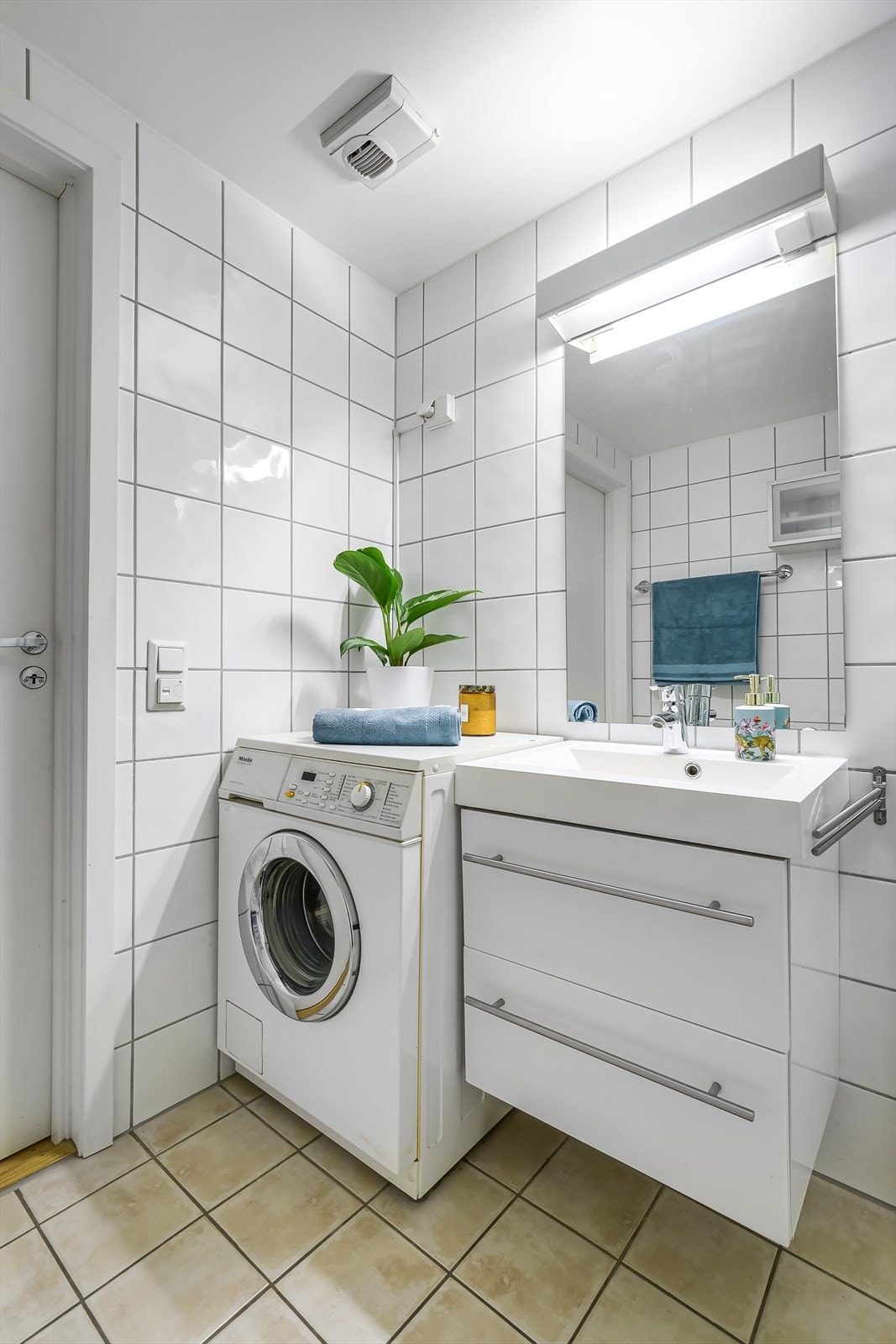 Det er opplegg for og plass til vaskemaskin av full størrelse på badet. Galleribilde