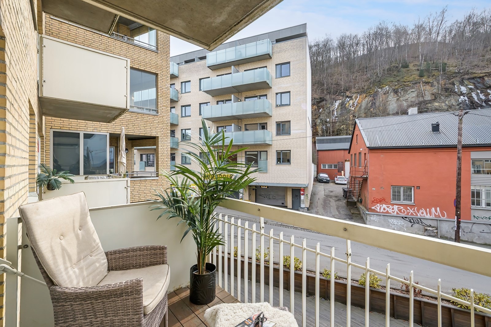 Dette er en gjennomgående og hyggelig 3-roms leilighet i bygg fra 2007 med moderne fasiliteter som heis og garasjeplass med elbillader. Galleribilde