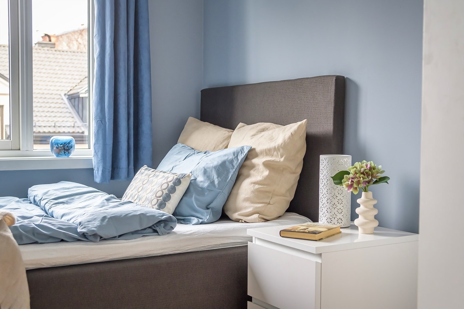 Soverommet er innredet med garderobeskap for oppbevaring av klær og tilbehør. Galleribilde