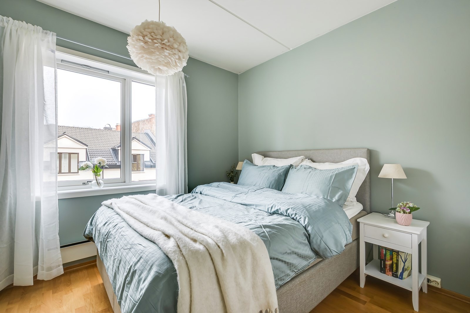 Lyst og luftig hovedsoverom med god plass til dobbeltseng og tilhørende nattbord. Galleribilde