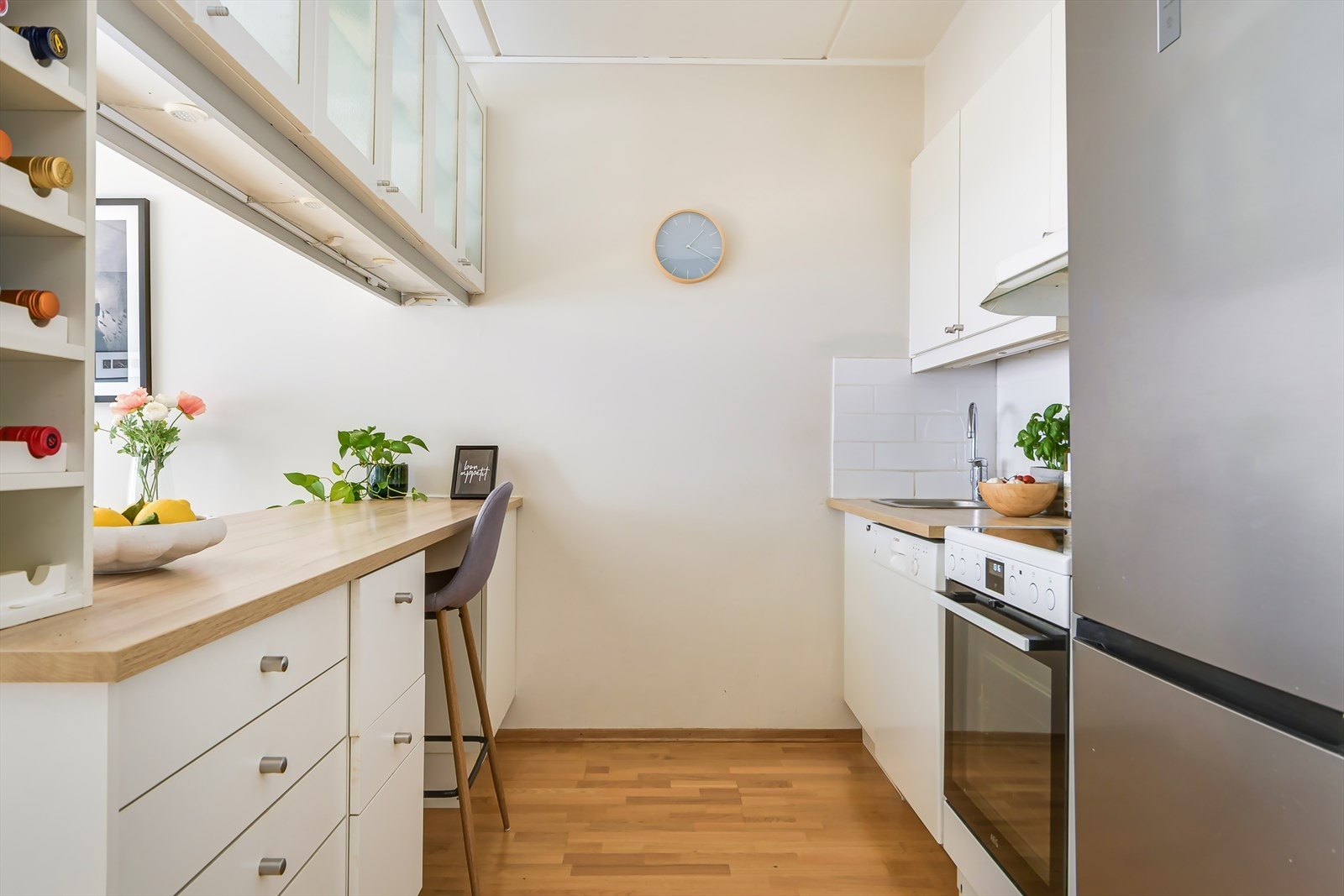 Lyst, innbydende kjøkken med plass til frittstående hvitevarer. Galleribilde