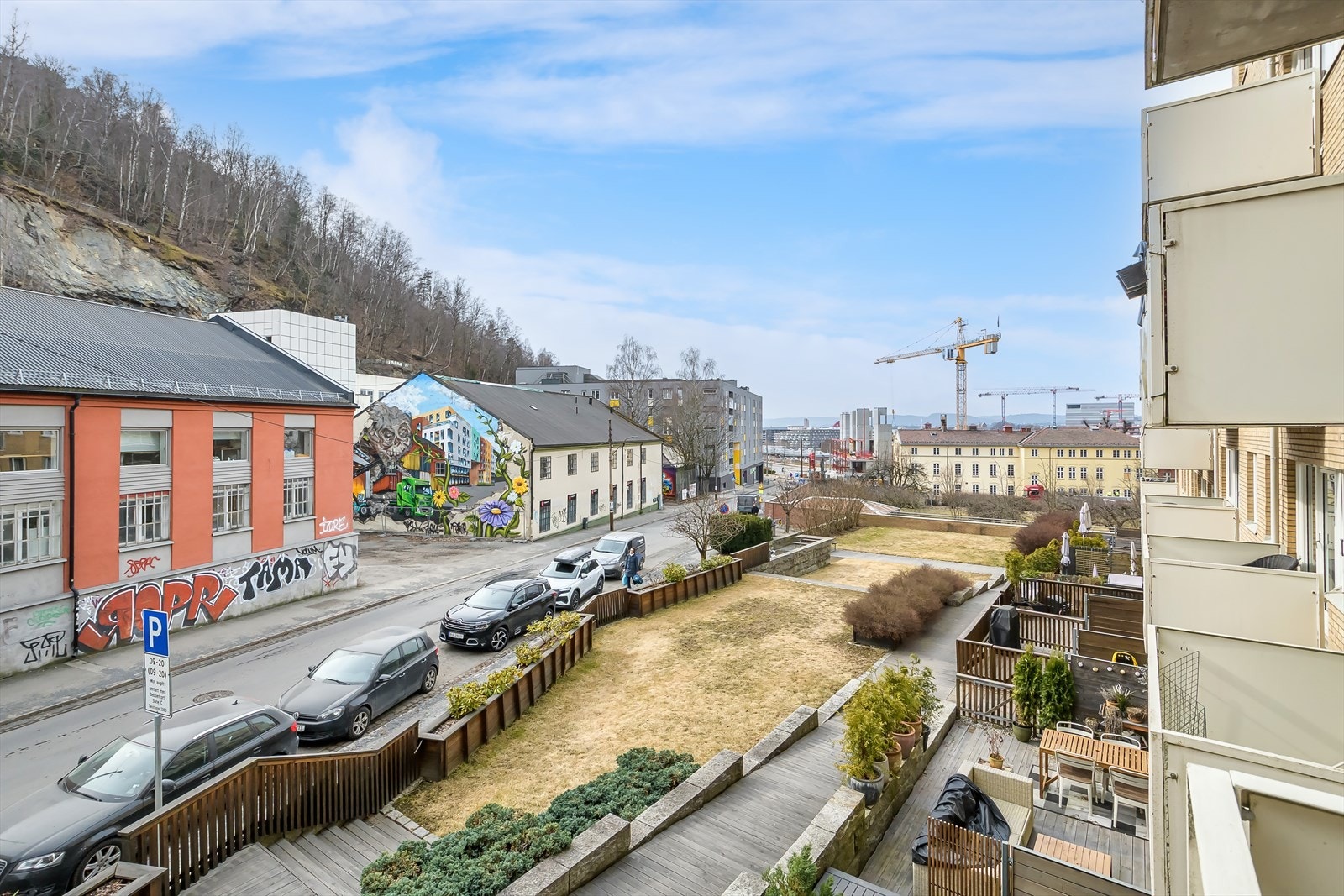 Her vil du bo i et rolig og hyggelig område tilbaketrukket fra byens liv og røre, samtidig som det er kort gangavstand til Sørenga, Bjørvika og sentrum. Galleribilde