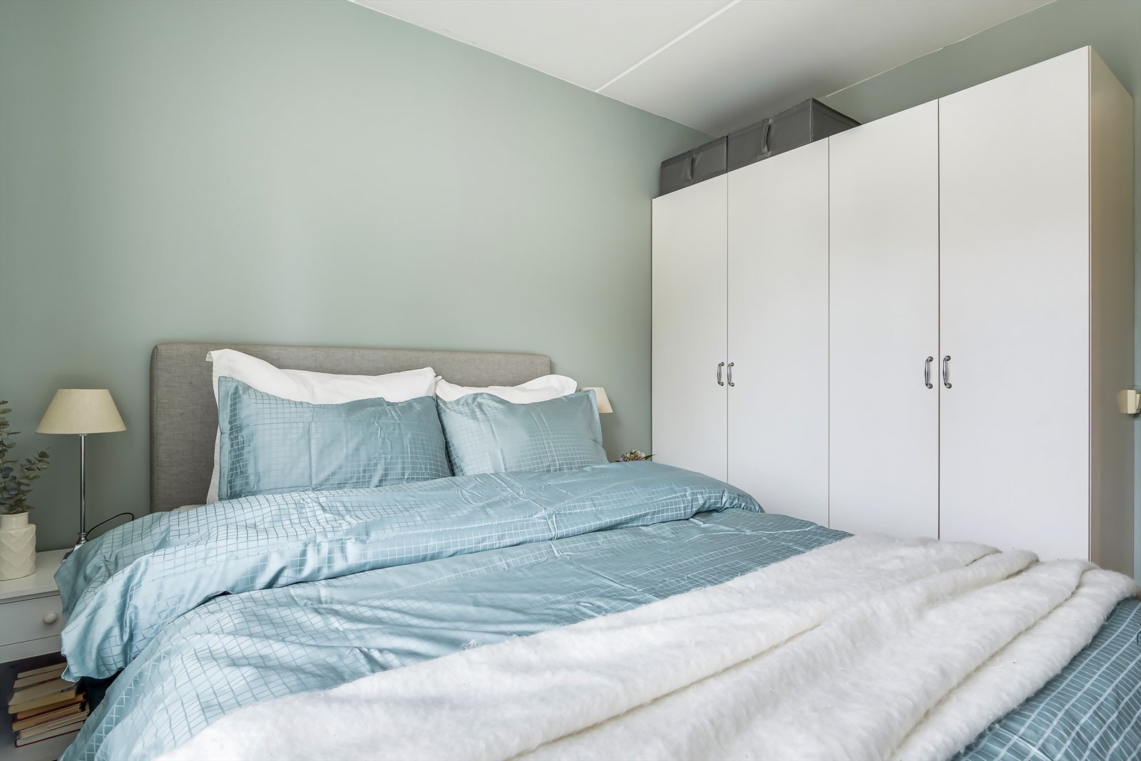 Hovedsoverommet er innredet med stort garderobeskap for oppbevaring av klær og tilbehør. Galleribilde