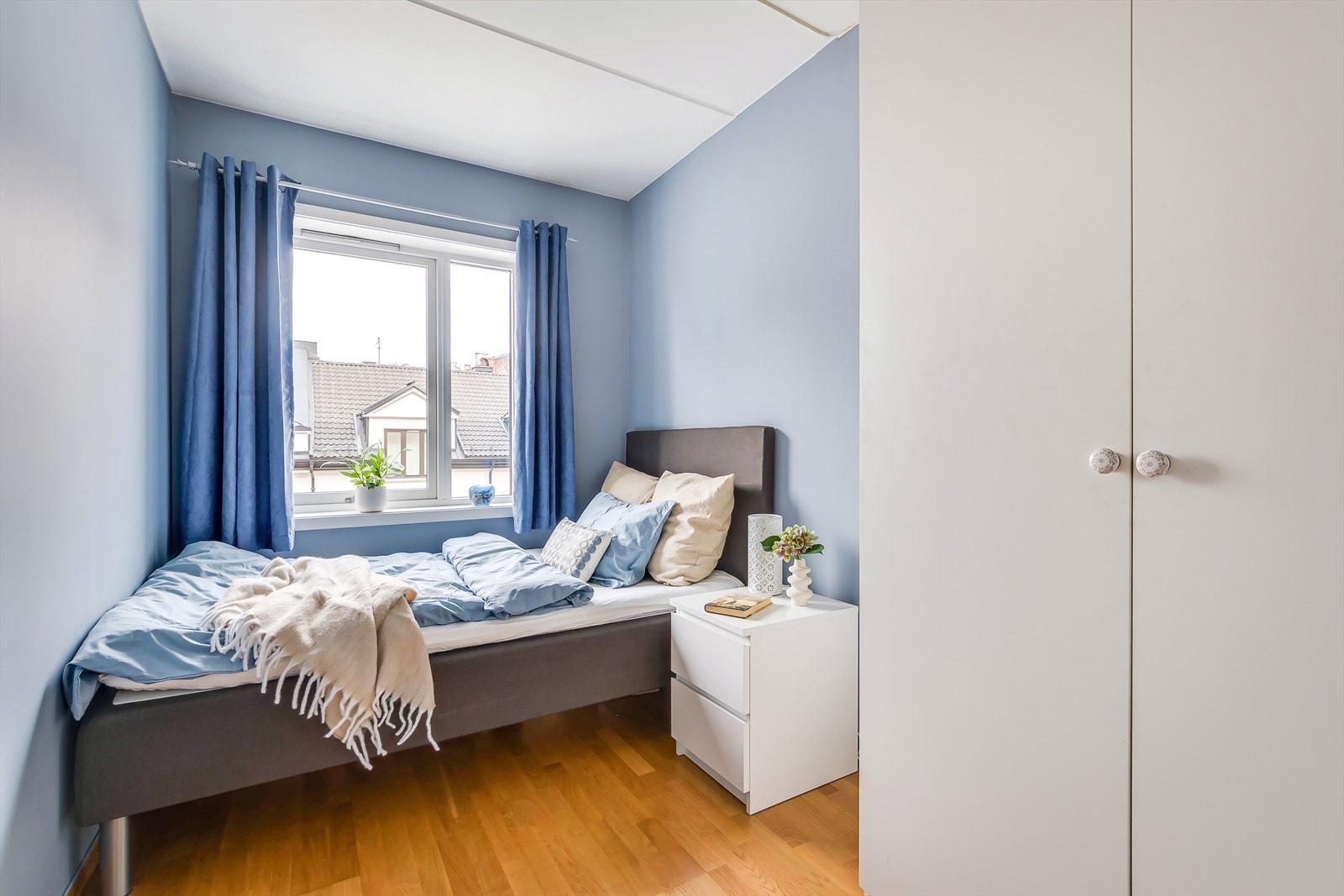 Soverom 2 er noe mindre i størrelse og fungerer ypperlig som barnerom, gjesterom eller kontor. Galleribilde