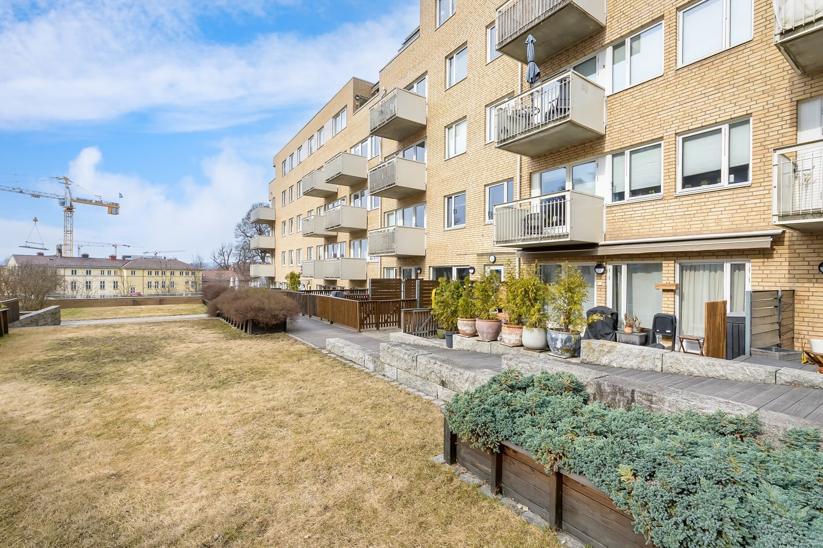 Borettslaget har pent opparbeidede fellesarelaer med grøntområder og beplantning. Galleribilde