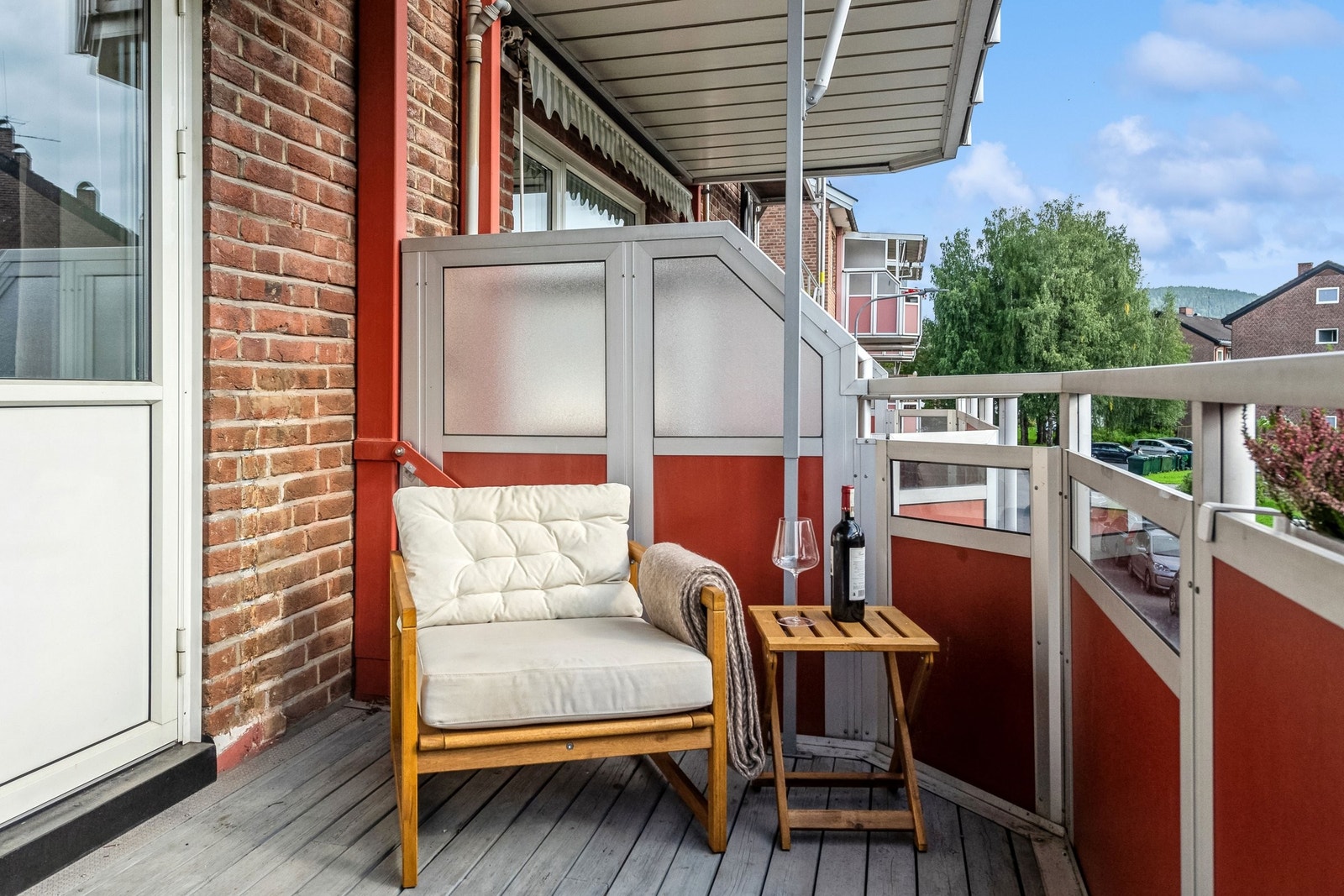 Romslig balkong med god plass til både sittegruppe og grill Galleribilde
