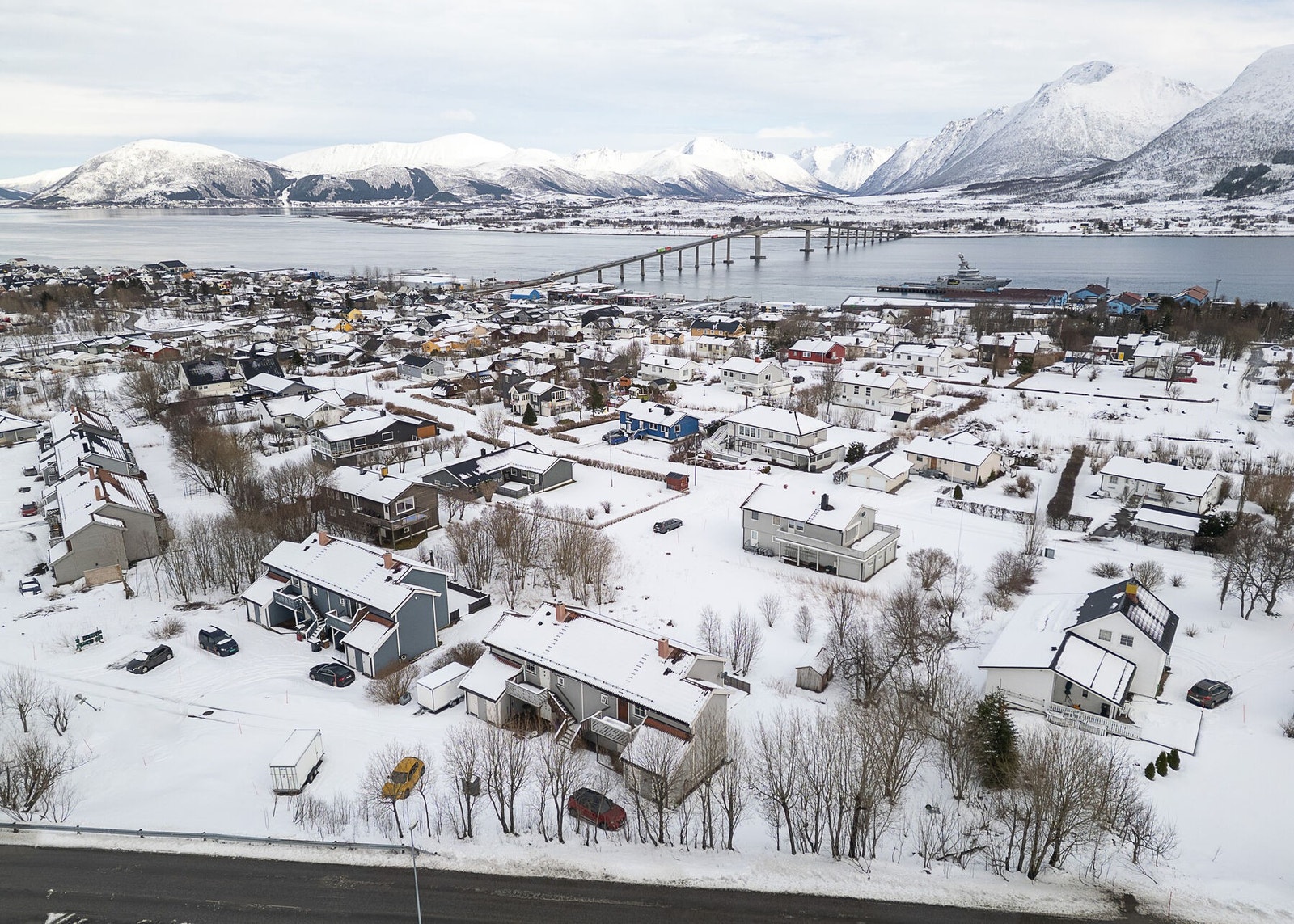 Sentrumsnær beliggenhet like nord for Sortland sentrum i etablert og barnevennlig boligområde. Galleribilde