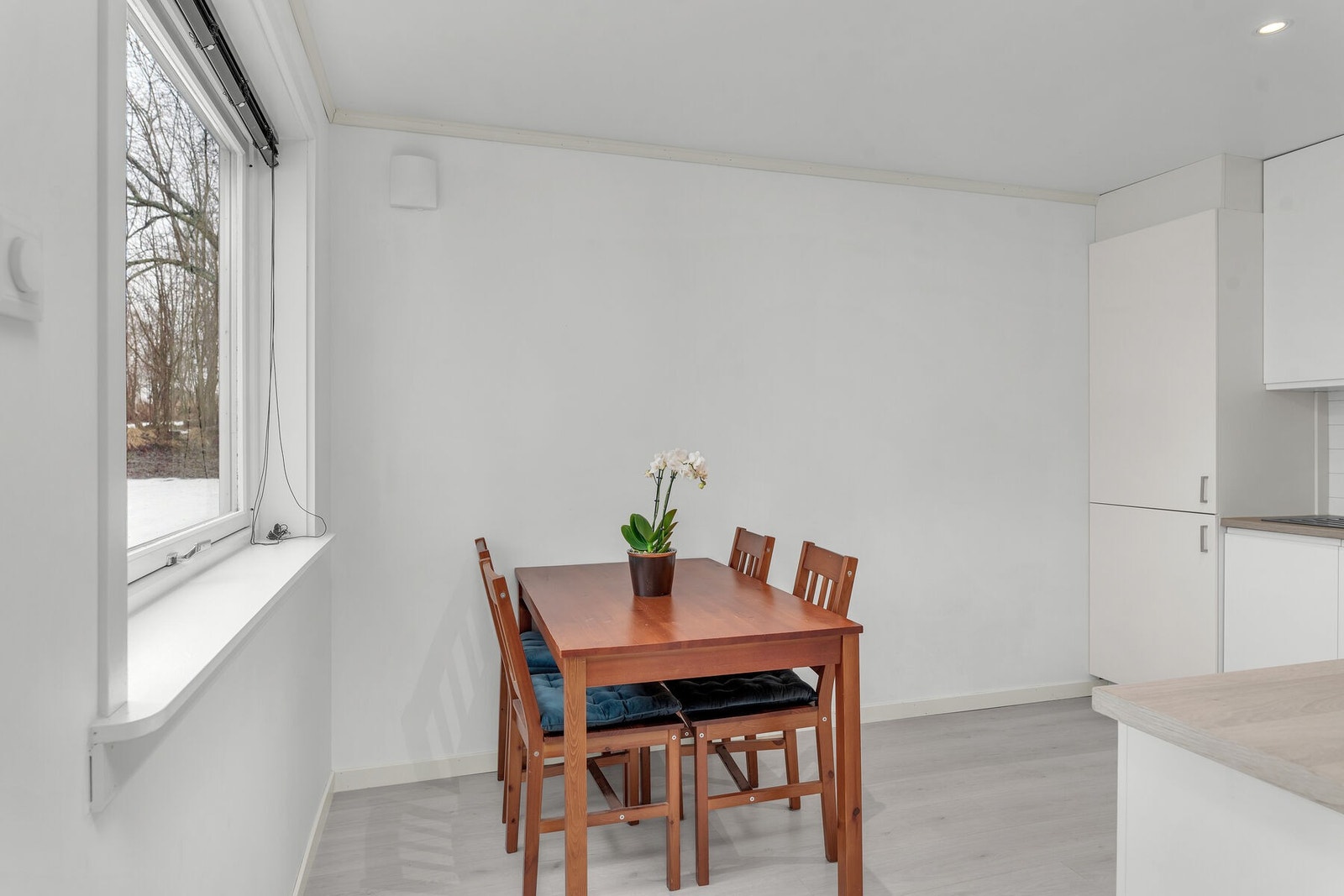 På kjøkkenet er det plass til spisebord. Galleribilde