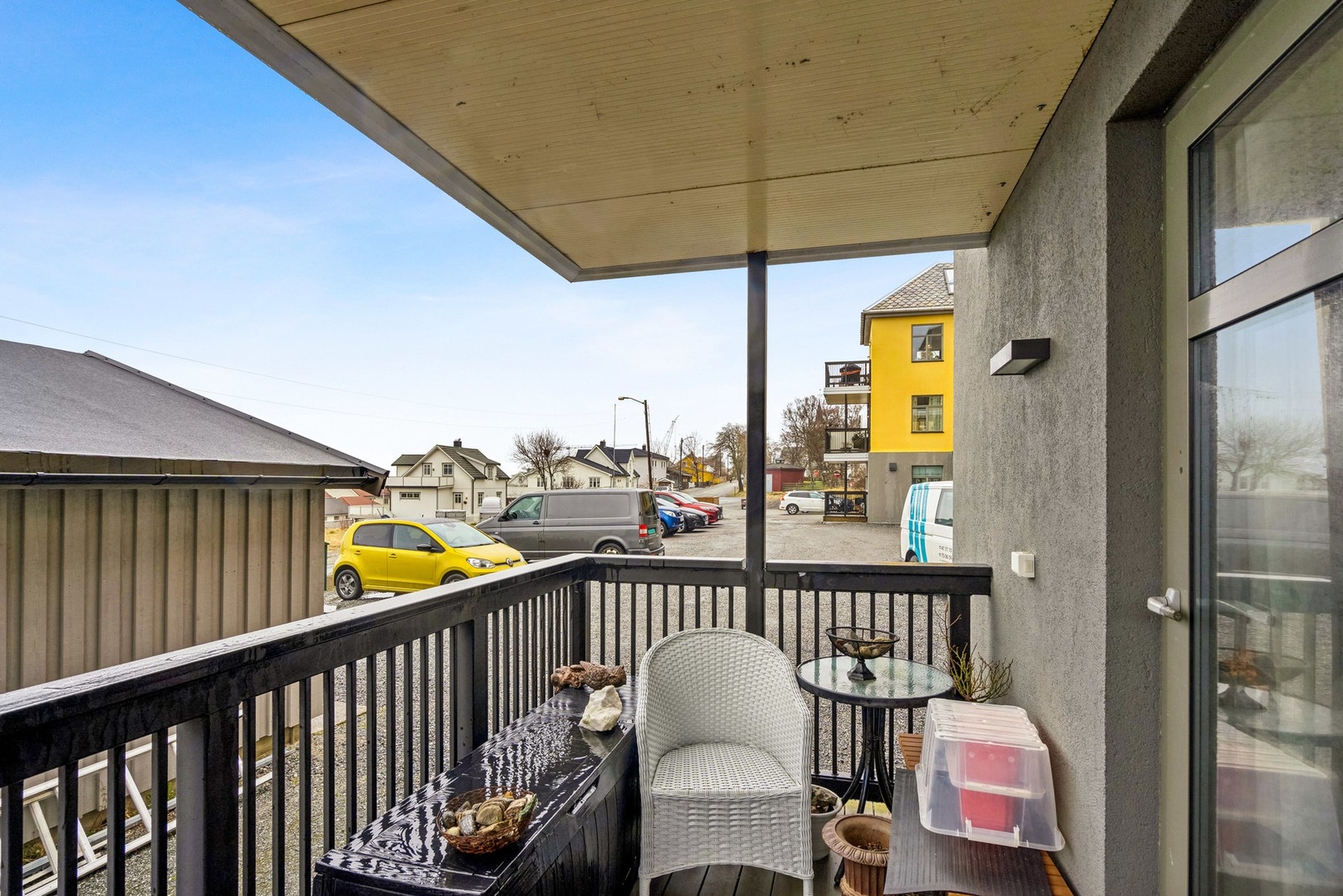 Rekkverk i lakkert stål gir et moderne preg på altan -Impregnerte terrassebord på gulv Galleribilde
