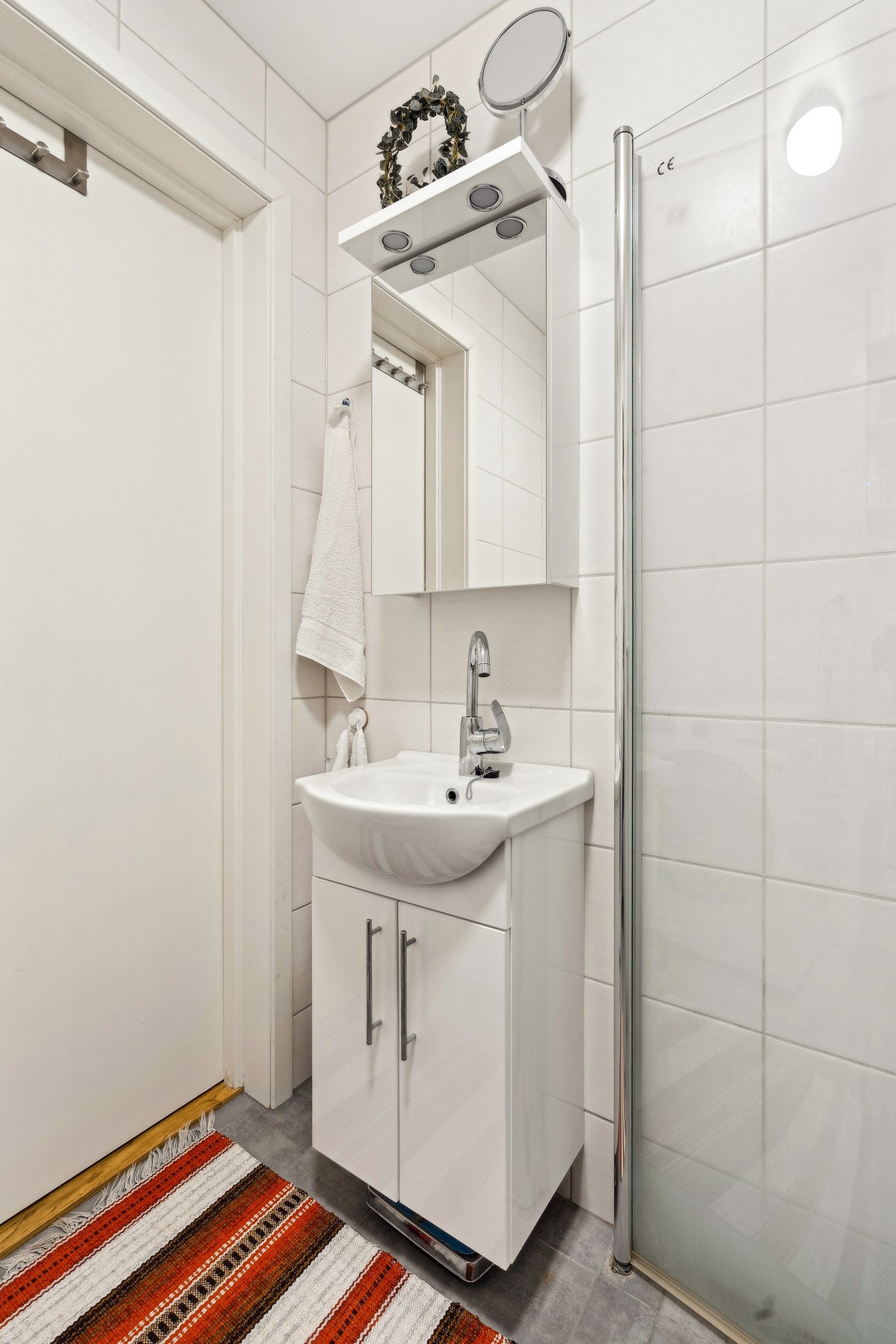 Badet har fliser på vegg og gulv i nøytrale og tidløse farger - Varmekabler i gulv Galleribilde