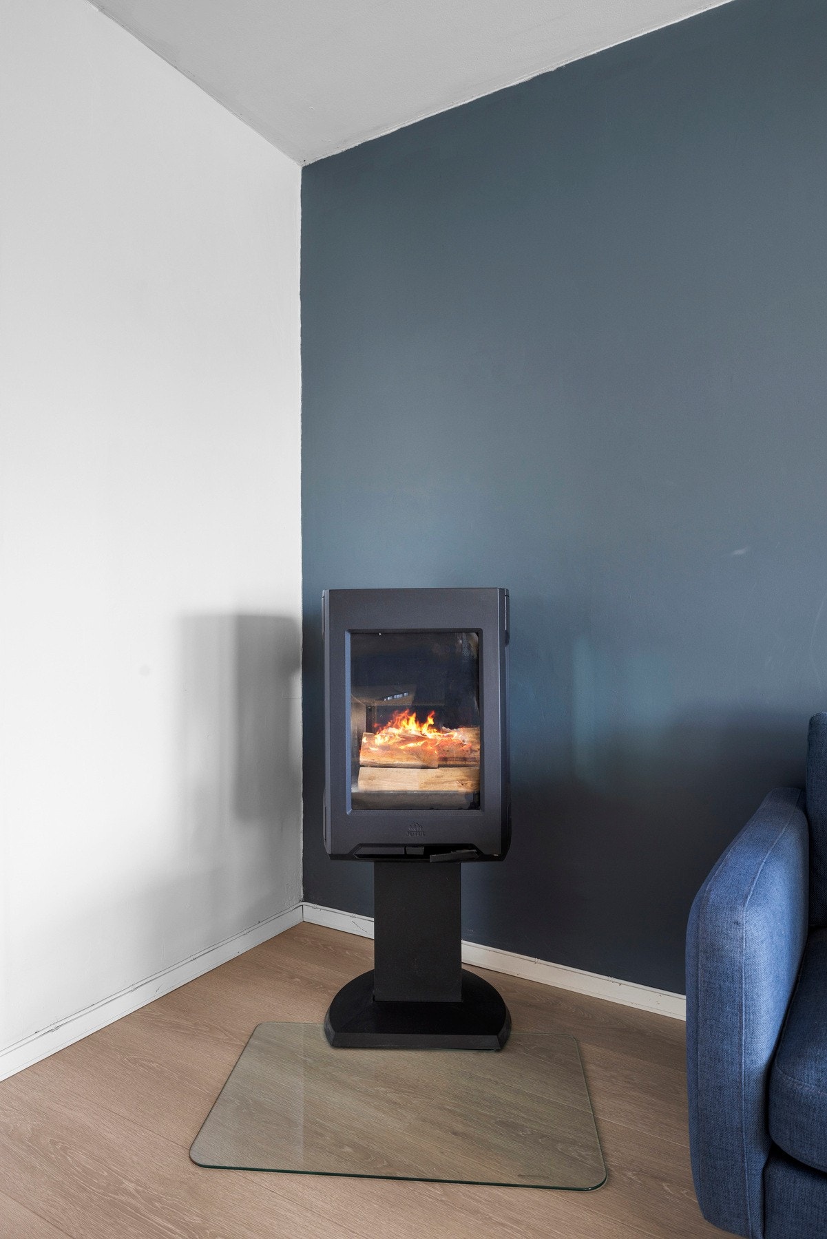 Stuen har en lun peis i hjørnet som bidrar til både varme og hygge på kjølige dager Galleribilde