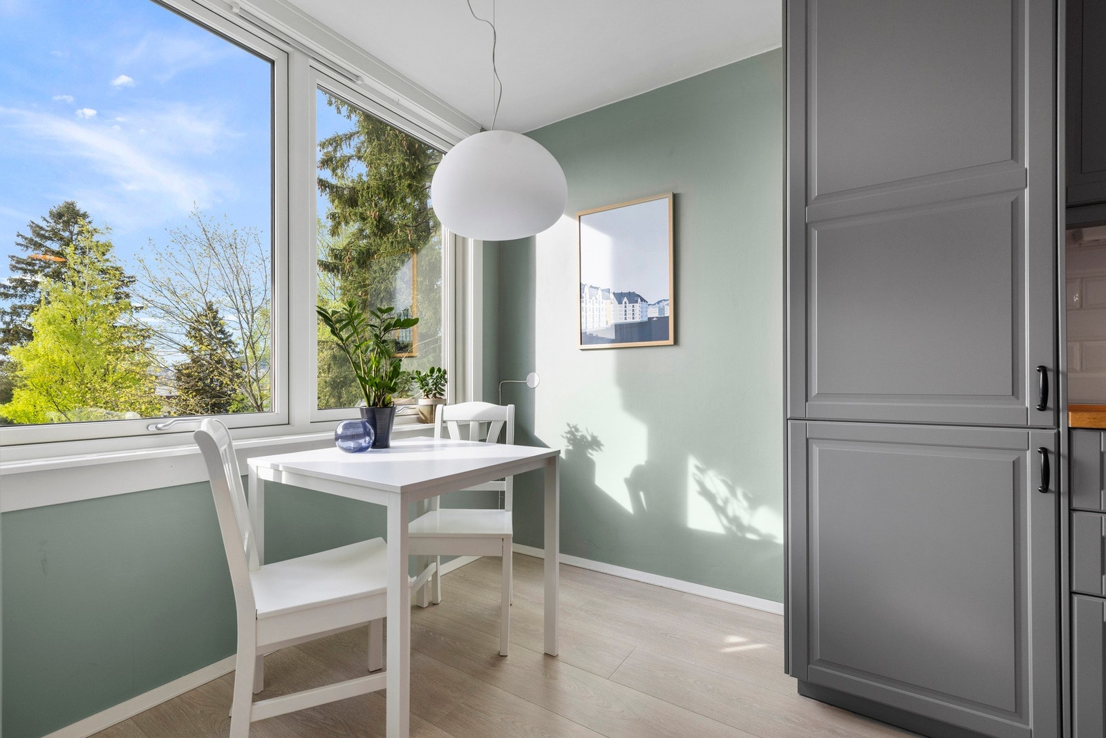 Kjøkkenet har også plass til et mindre frokostbord Galleribilde