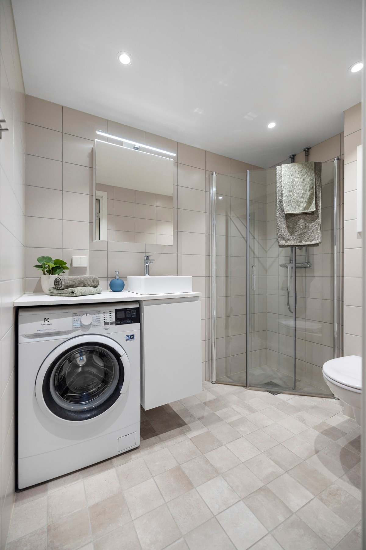 Badet ble pusset opp i 2019 i regi av borettslaget og holder en moderne standard med fliser på gulv og vegger Galleribilde