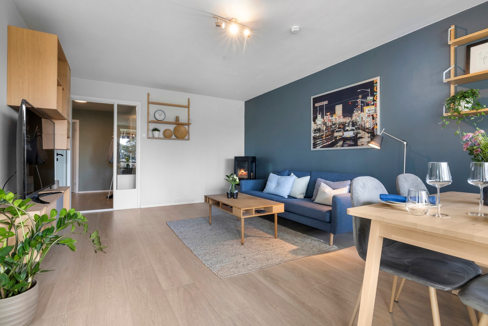 Her kan du enkelt plassere både en stor sofa for avslapping og et spisebord for måltider med venner eller familie Galleribilde