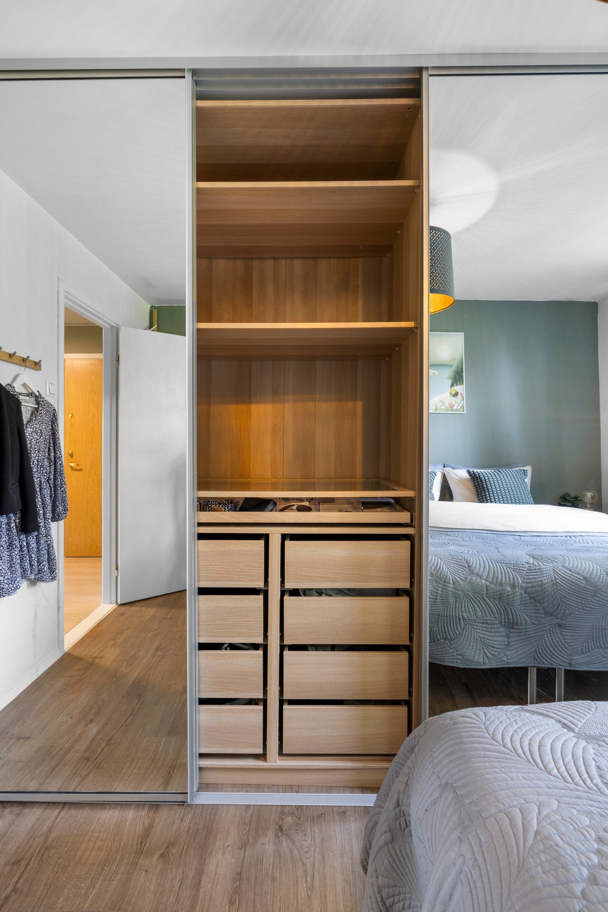 For oppbevaring har soverommet en stor skyvedørsgarderobe, perfekt for deg som verdsetter orden og system i hverdagen Galleribilde