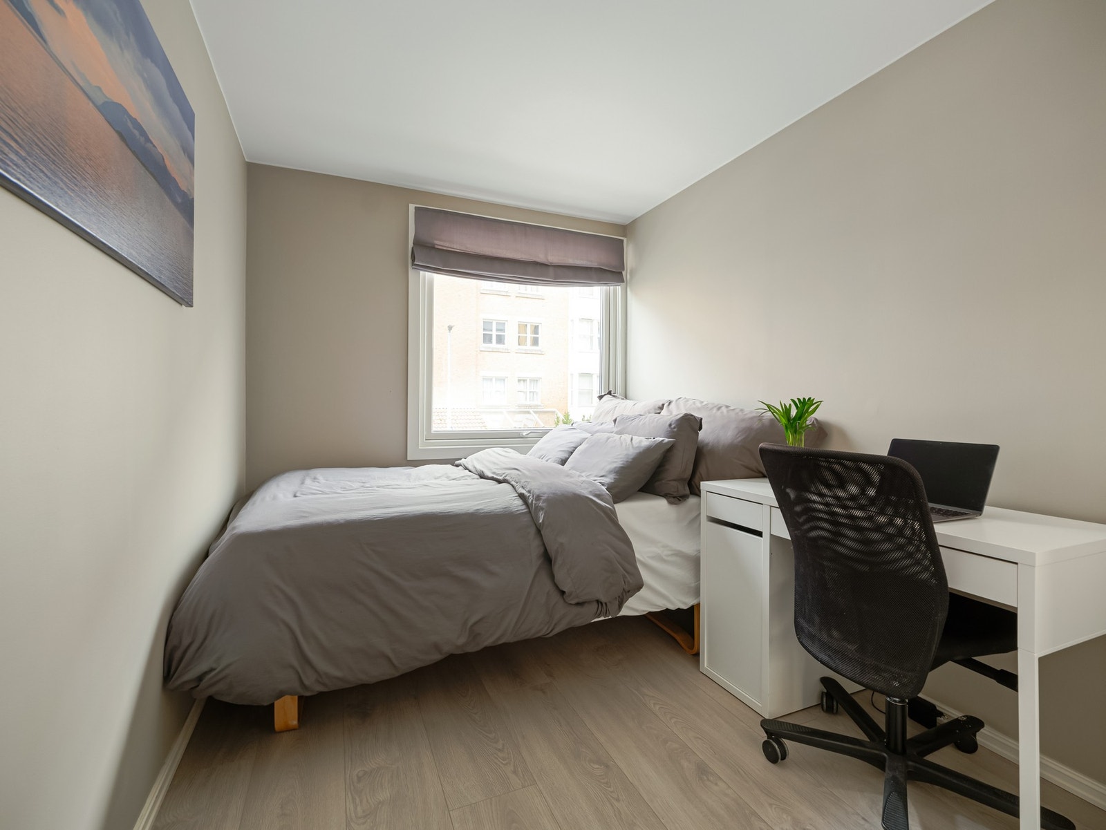 Leiligheten har et stort og hyggelig hovedsoverom med god plass til dobbeltseng og tilhørende nattbord. Galleribilde