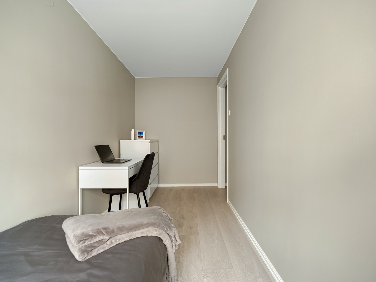 Som resten av leiligheten, er overflater malt i lyse og moderne fargetoner. Galleribilde