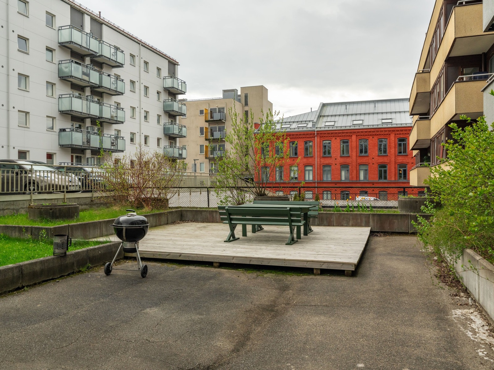 Sameiet har en hyggelig bakgård med gressplen og sittegrupper. Galleribilde