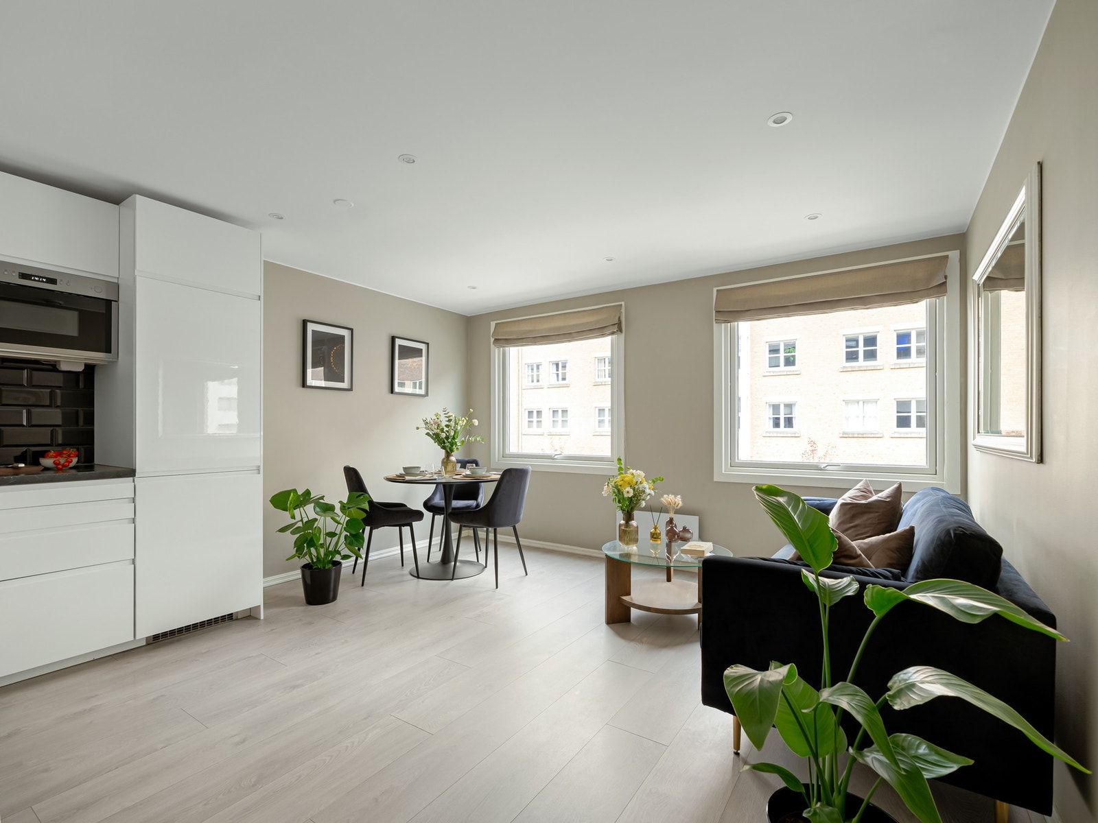 Det er fine løsninger for ulike soner. I stuedelen er det rom for en sofagruppe og salongbord. Galleribilde