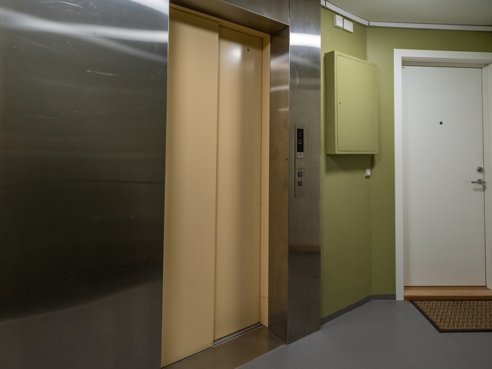 Det er heis i bygget som tar deg opp til leilighetens etasje. Galleribilde