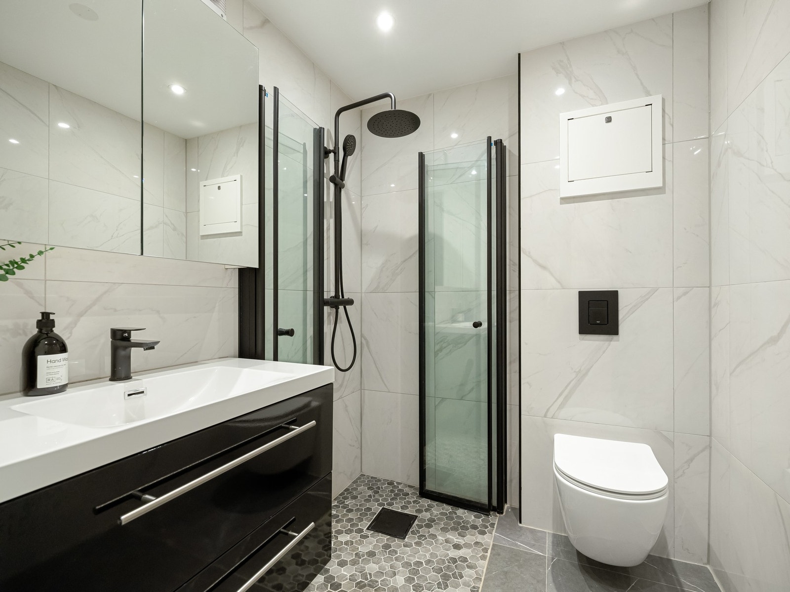 Badet er pent flislagt og ble rehabilitert av fagfolk i 2021/2022. Dokumentasjon på nødvendige arbeider foreligger. Galleribilde