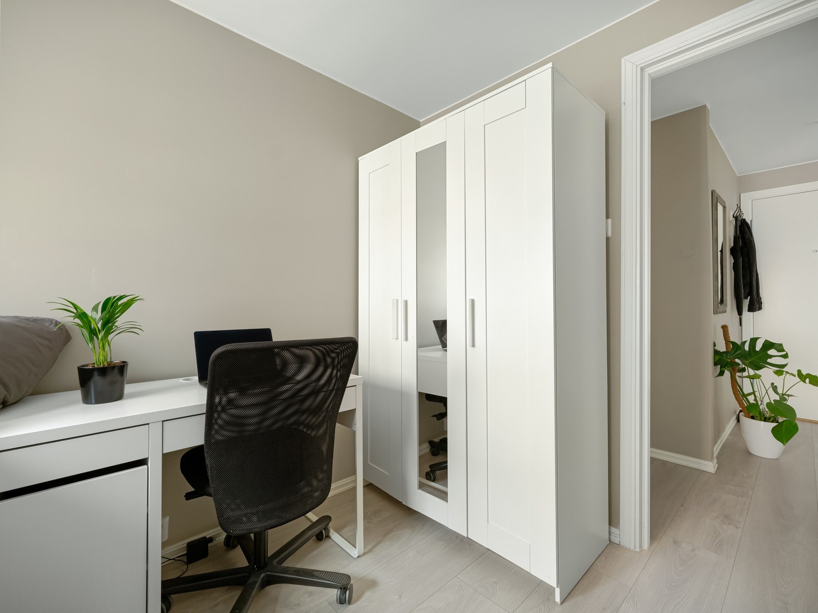 I tillegg er det plass til kontorpult og garderobeskap. Galleribilde