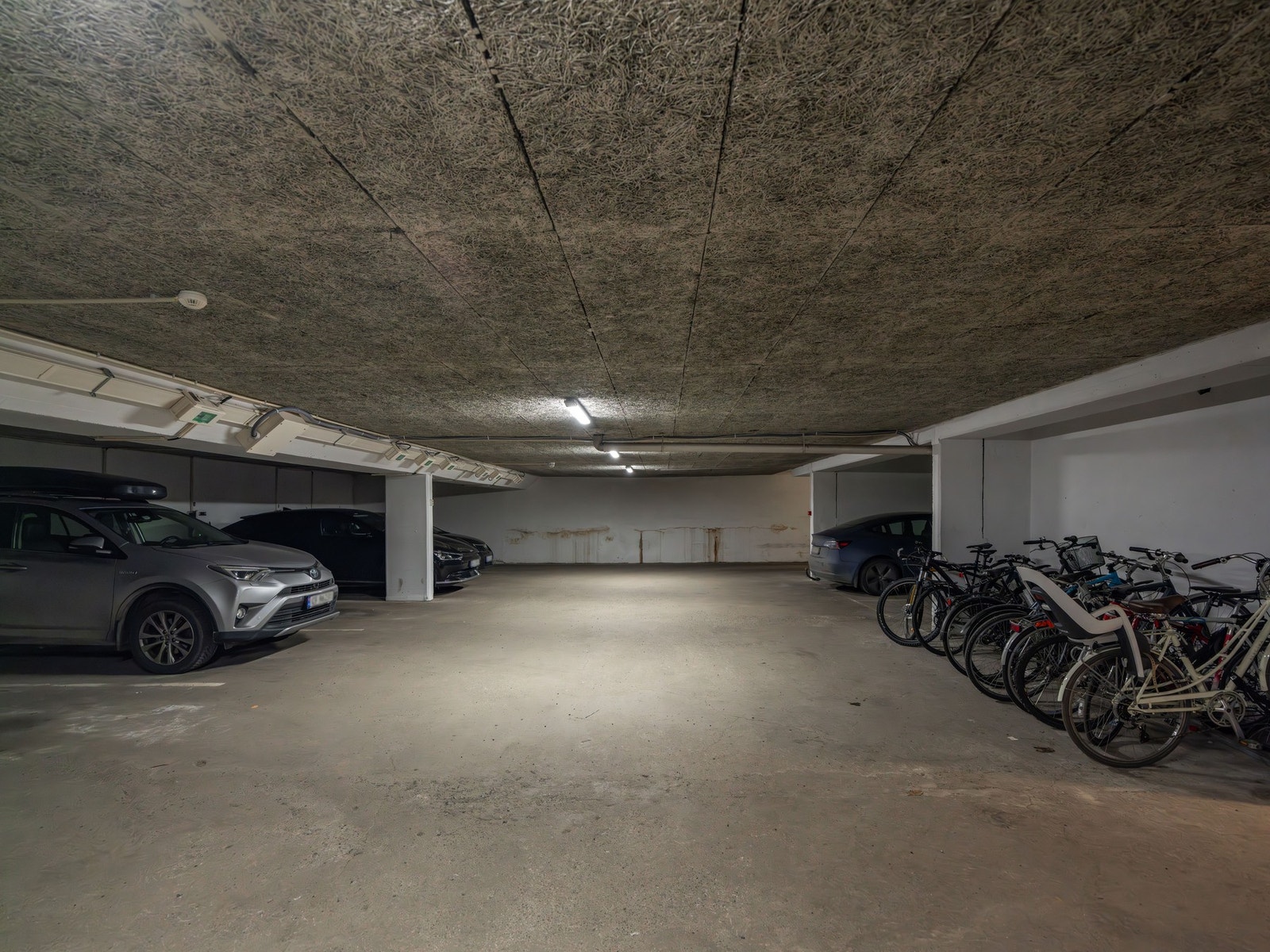 Det selges og leies ut garasjeplasser med jevne mellomrom i garasjeseksjonen som ligger i sameiets kjeller. I garasjen er det for øvrig sykkelparkering for beboerne. Galleribilde