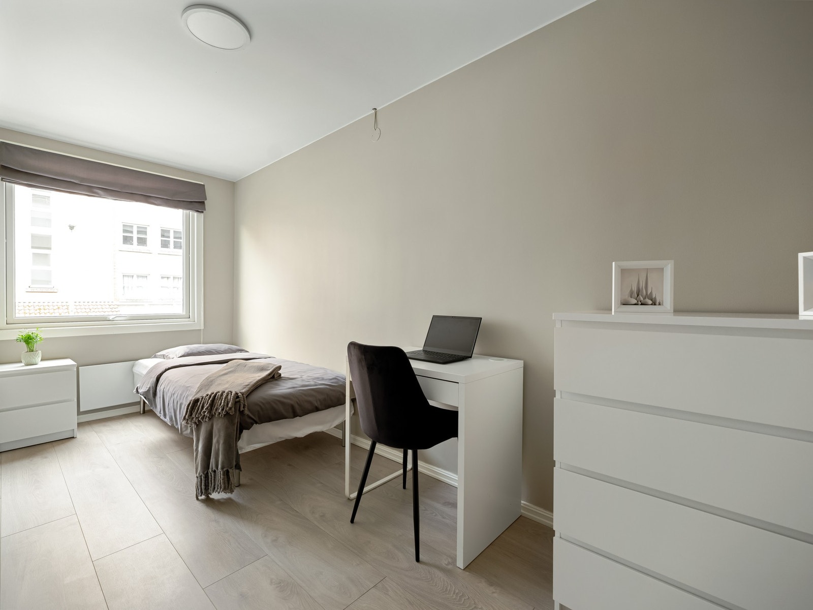 Også her er det plass til seng, kontorpult og øvrig møblement. Galleribilde