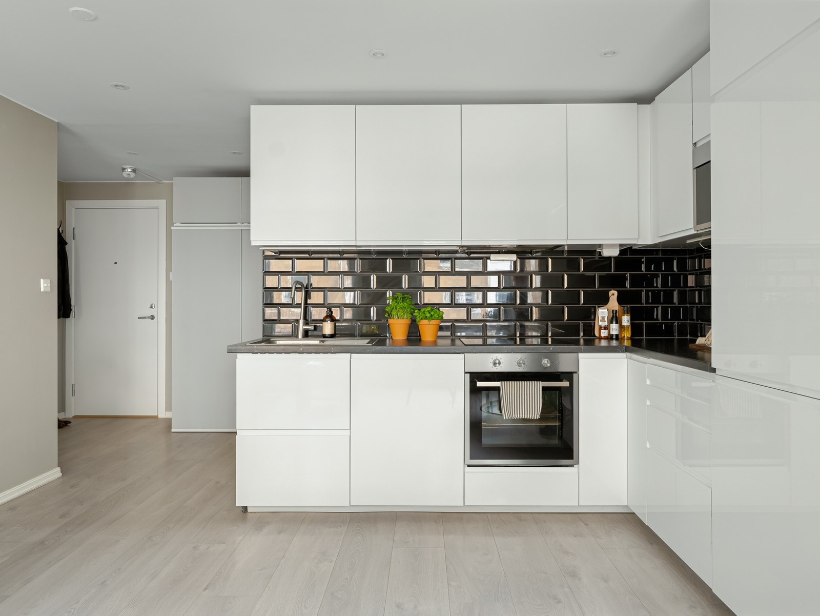 Kjøkkenet var nytt i 2021/2022 og er innholdsrikt med gode oppbevaringsmuligheter i både skap og skuffer. I forbindelse med oppussingen, ble det samtidig lagt flotte enstavs gulv i leiligheten. Galleribilde