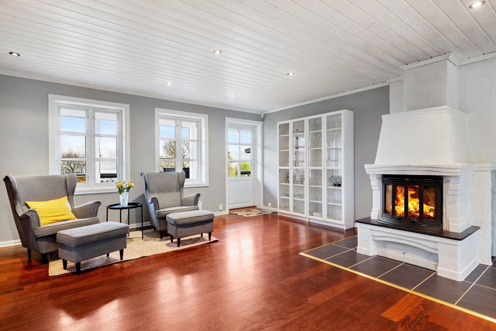 Stuen har god størrelse og ildsted. Galleribilde