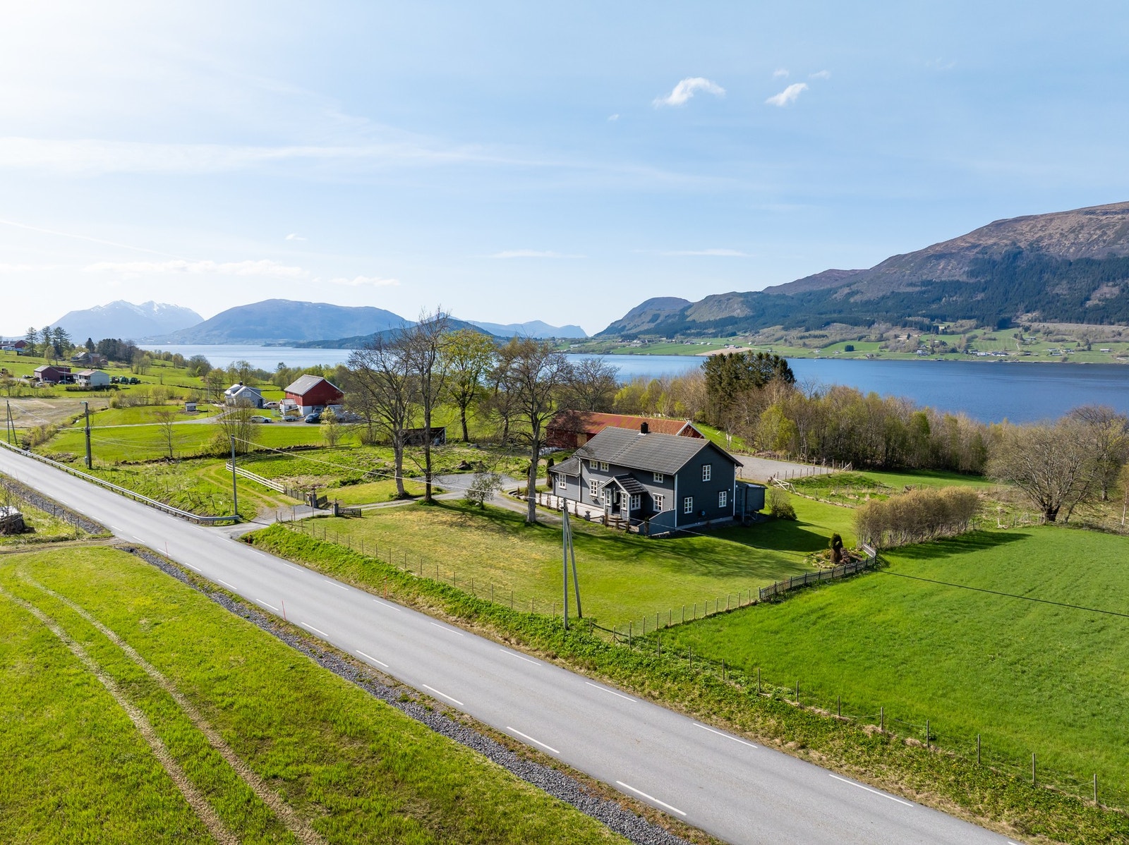 Hovedeiendommen er på ca. 4,4 mål. I tillegg medfølger en nausttomt. Galleribilde