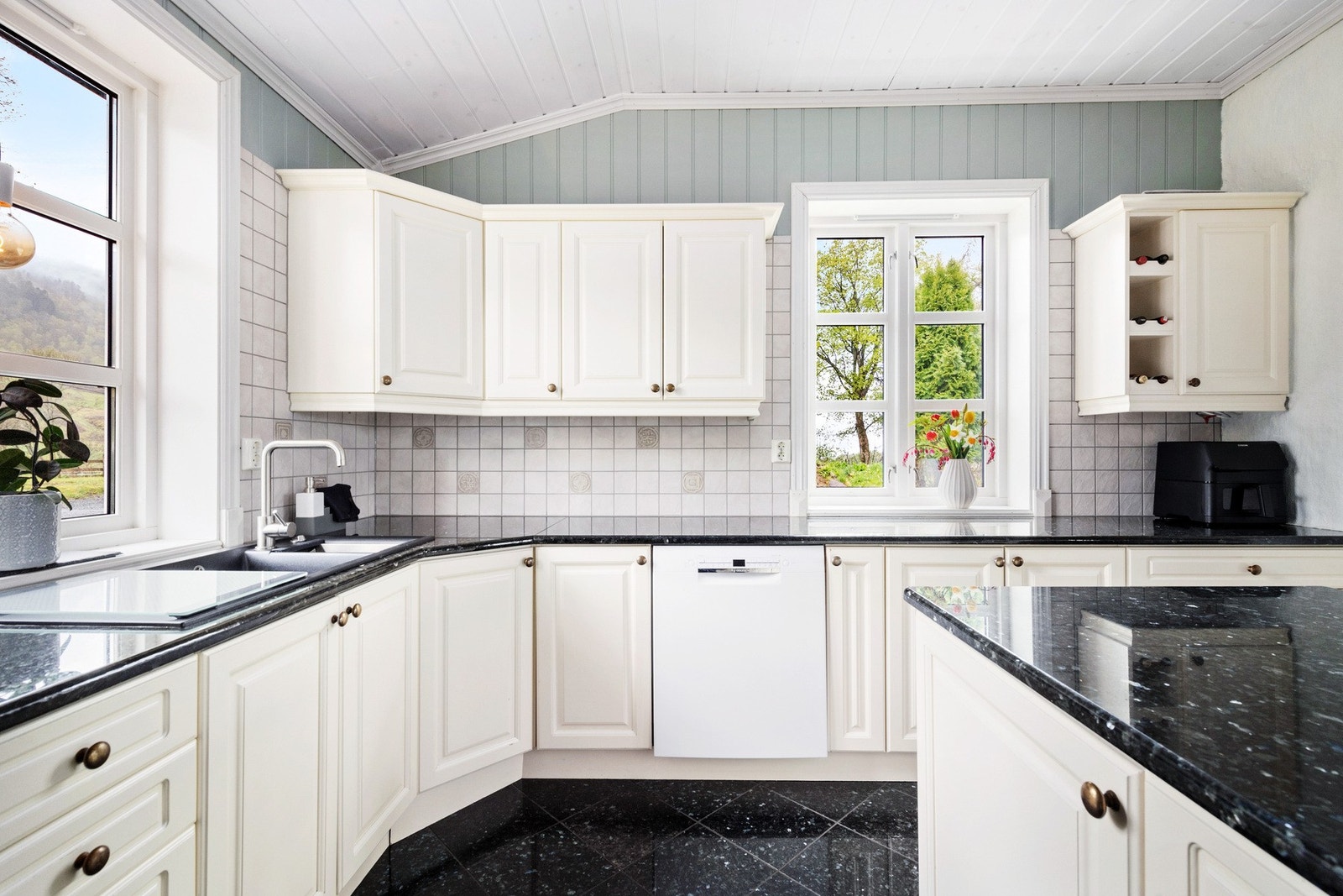 Kjøkkenet har solide benkeplater i granitt. Galleribilde