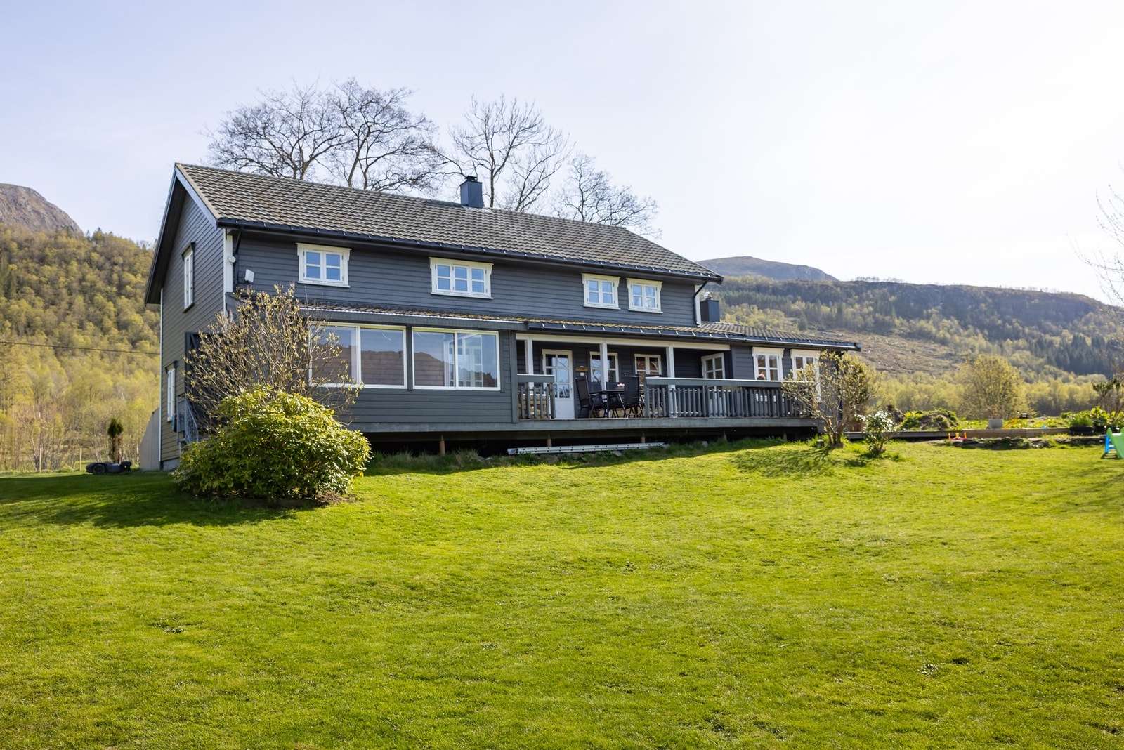 Eiendommen har en stor og flott hage. Galleribilde