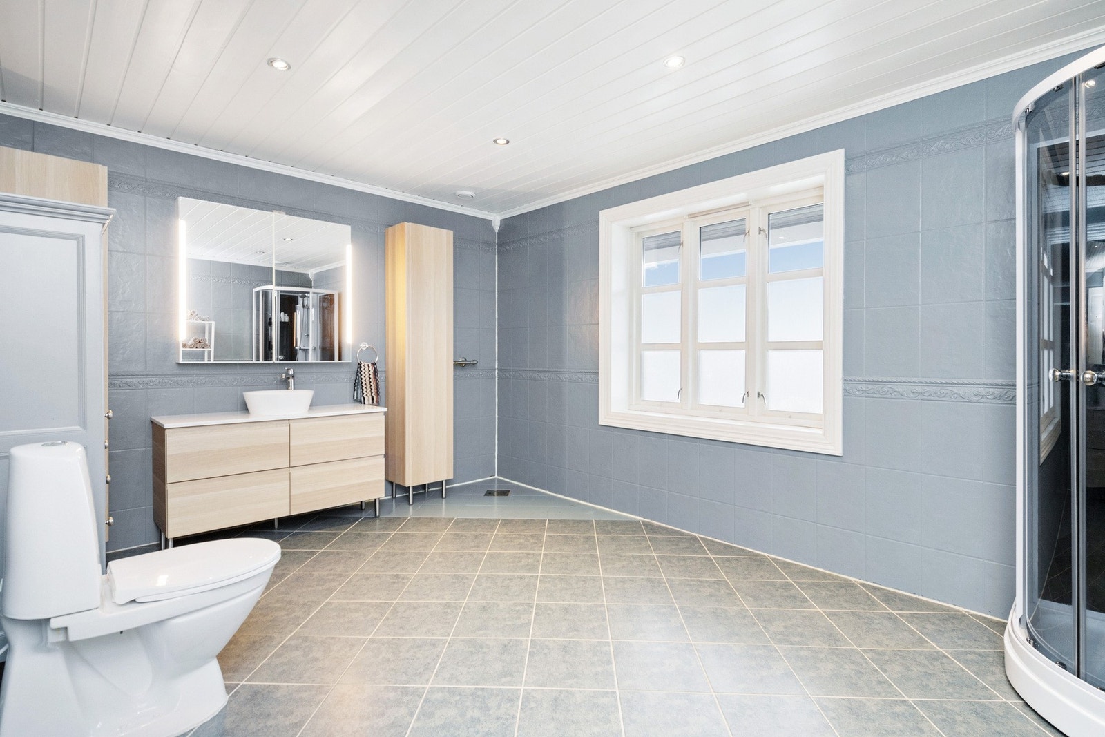 Svært romslig bad i 1. etasje Galleribilde