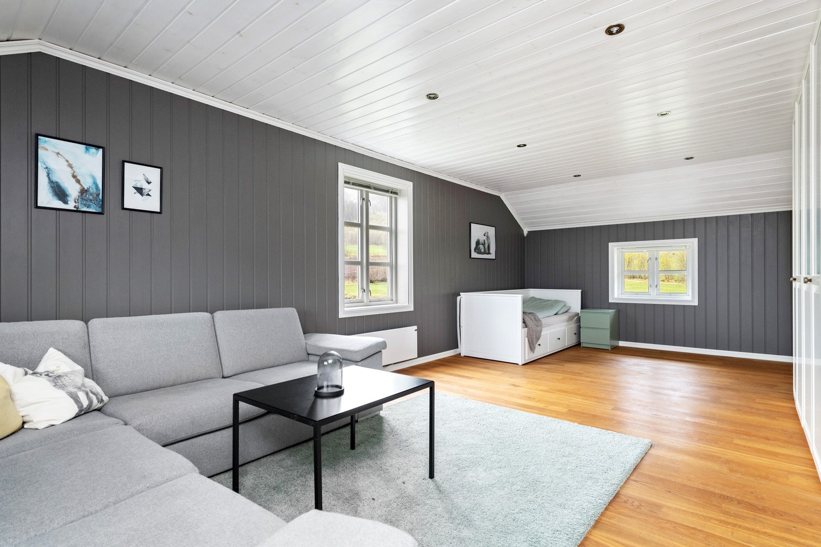 Svært romslig stue i 2. etasje som er godkjent som soverom. Galleribilde