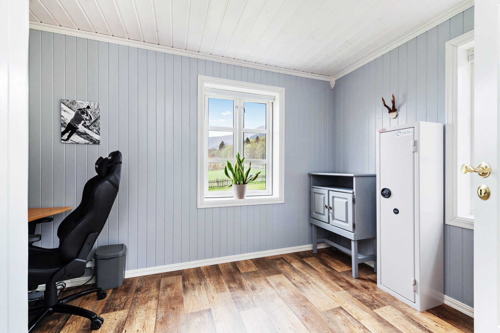 Boligen har totalt 5 soverom. Dette soverommet brukes som kontor i dag. Galleribilde