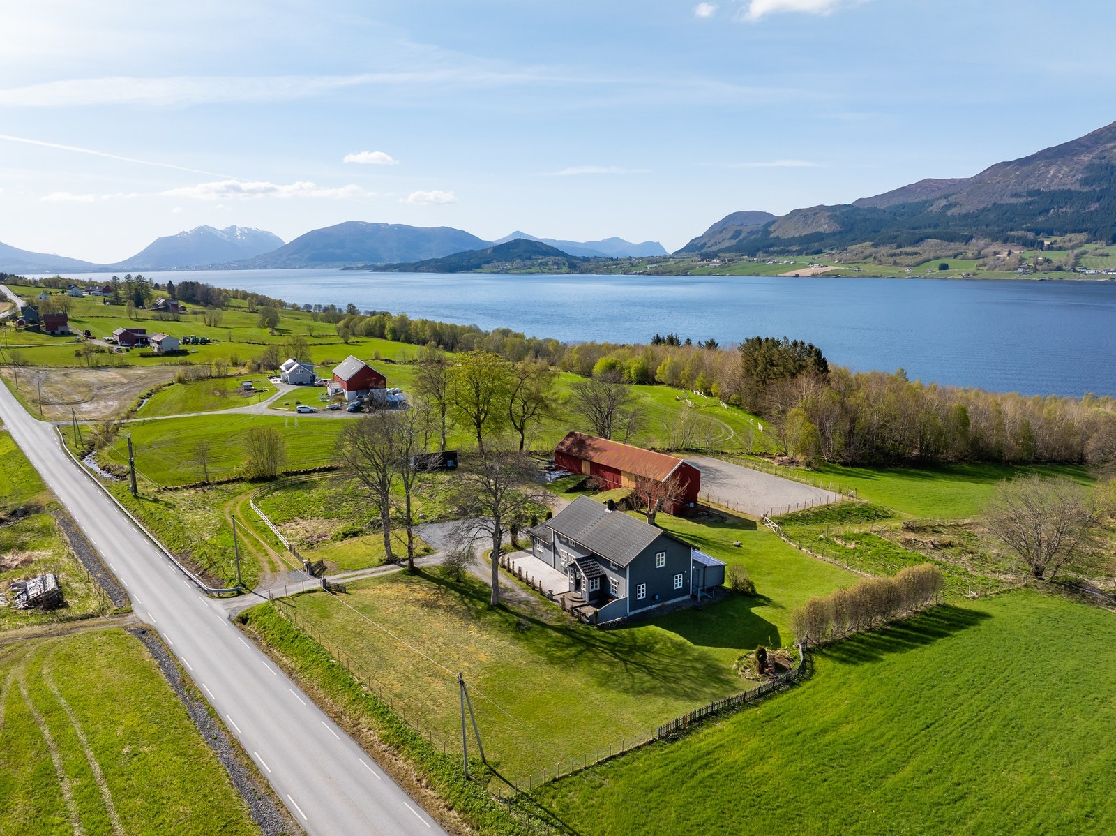 Eiendommen ligger svært idyllisk til på Storlandet. Galleribilde