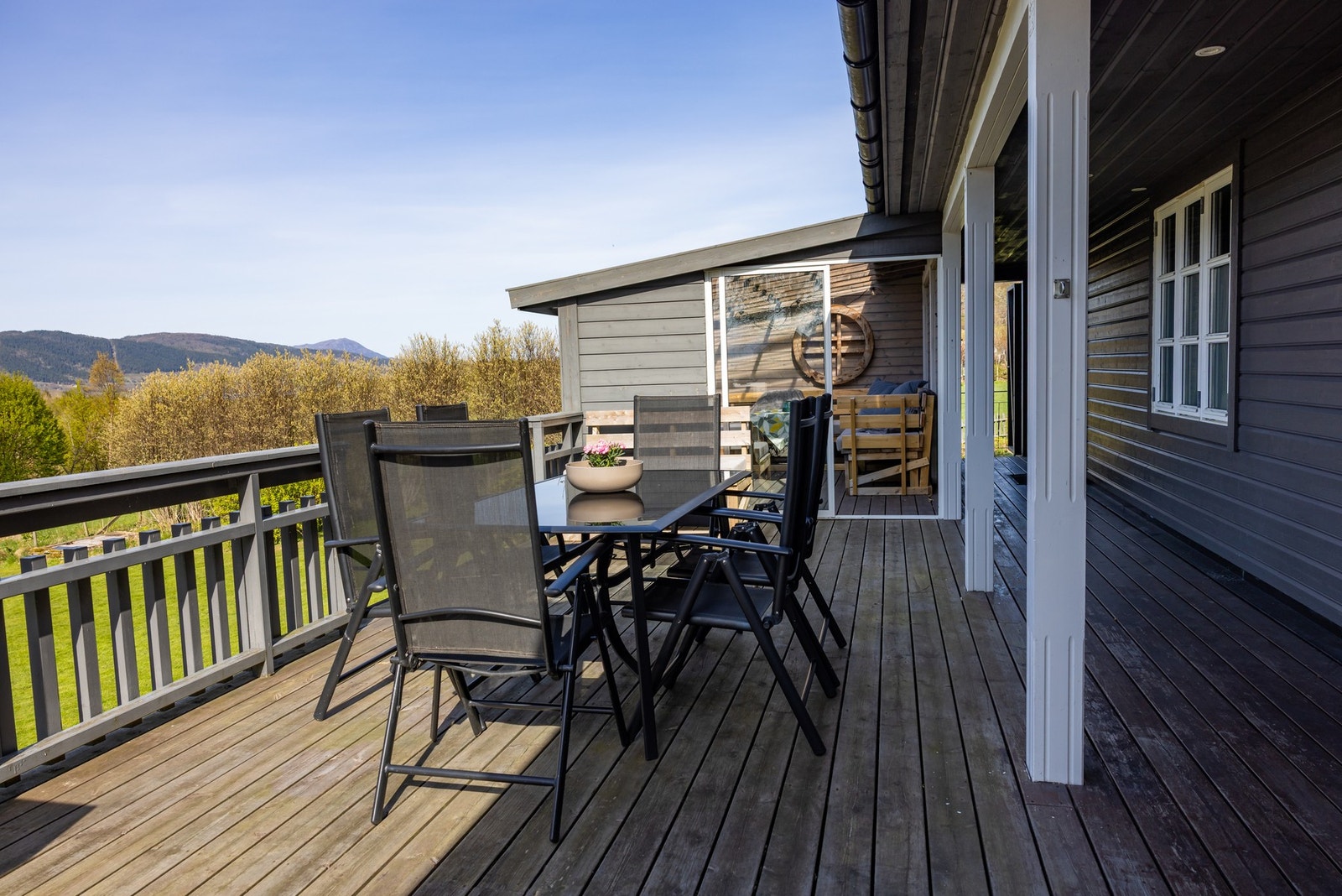 Fra stuen er det utgang til nordvent terrasse. Galleribilde