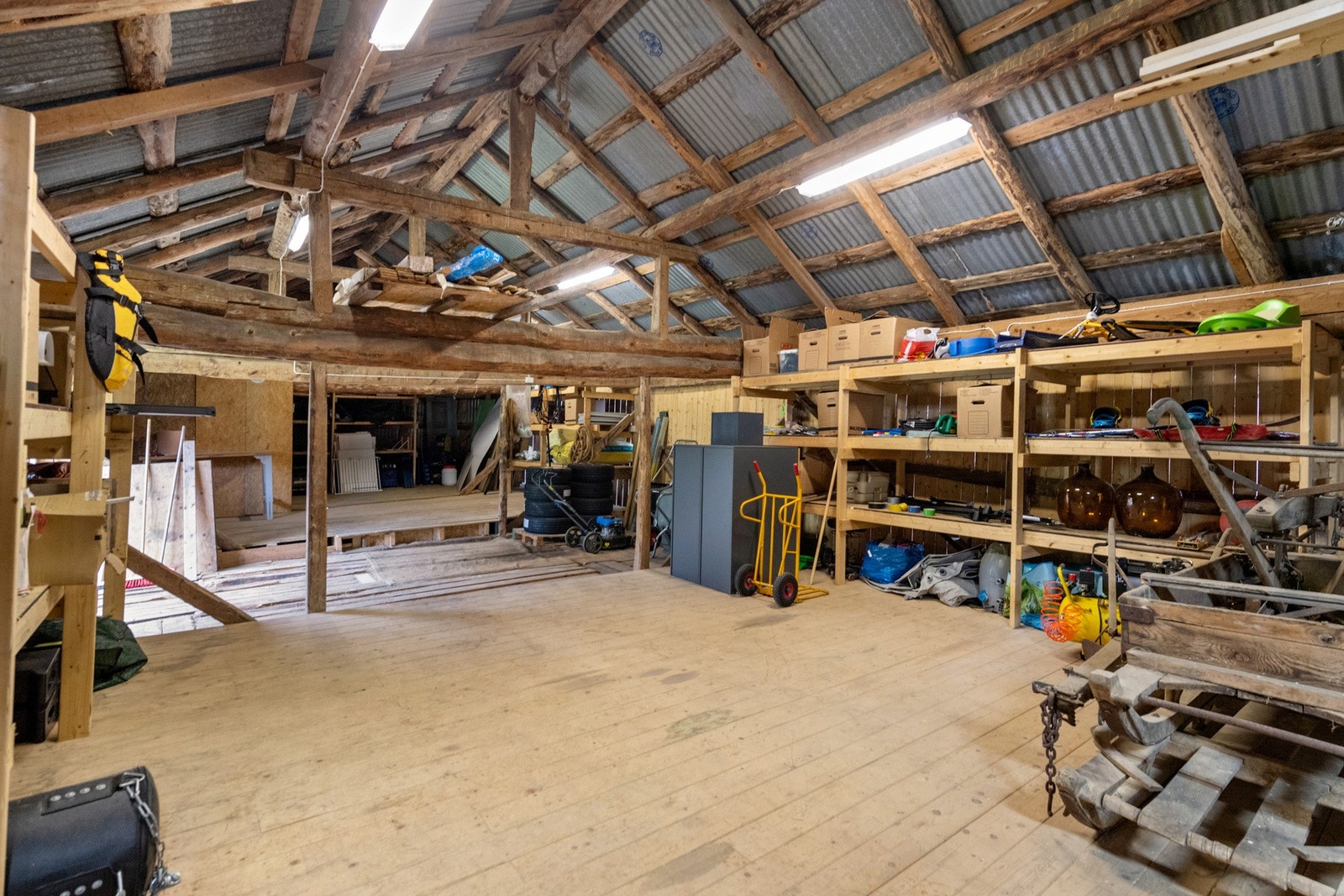 I driftsbygningen er det svært god lagringsplass. Galleribilde